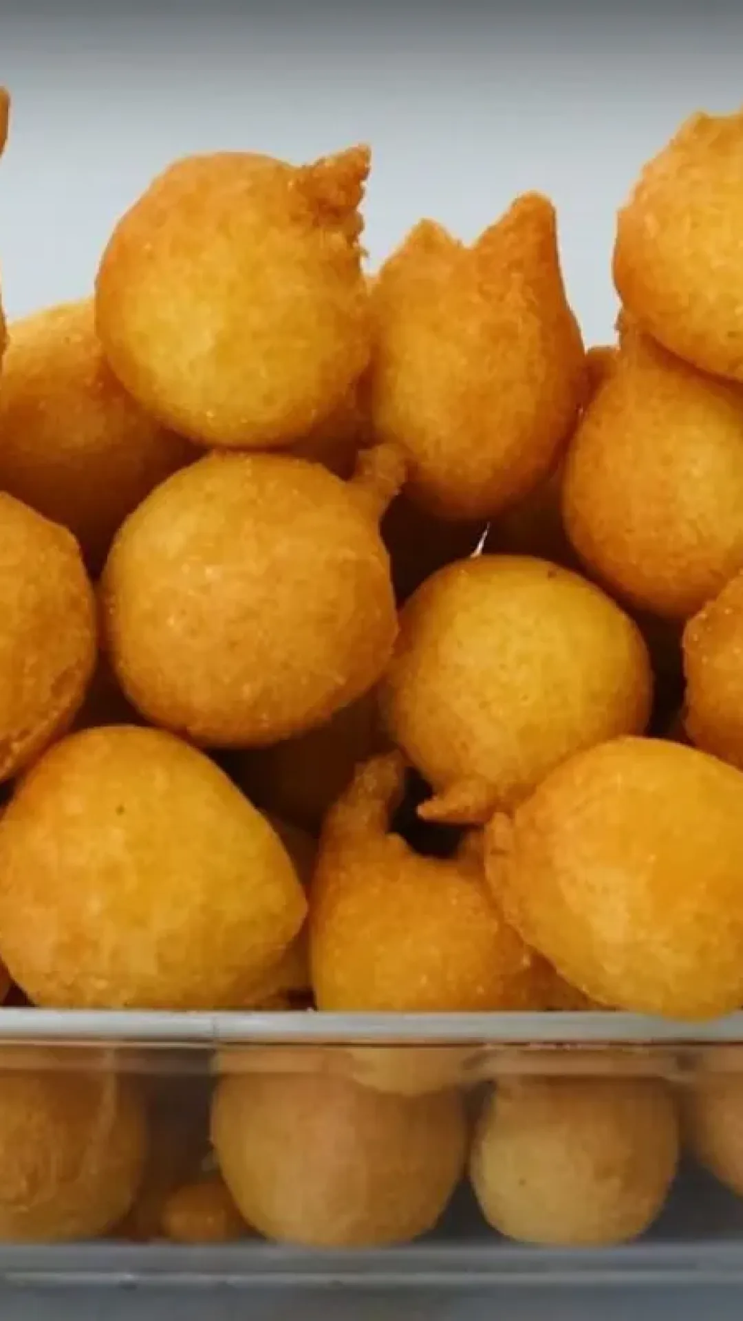 Bolinho sequinho de fubá para o café da manhã que desmancha na boca, as crianças pedem mais