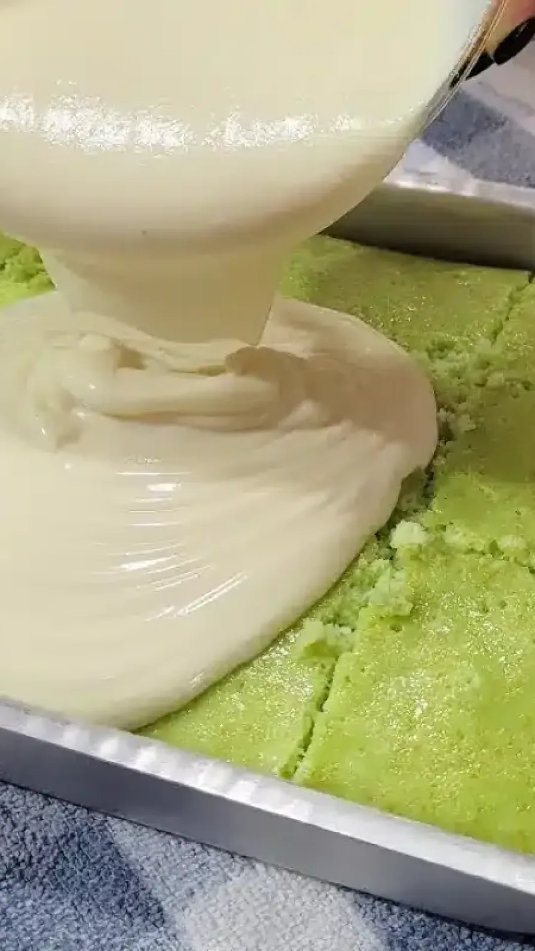 Bolo alagado de limão: molhadinho, azedinho na medida e perfeito pra servir gelado no lanche