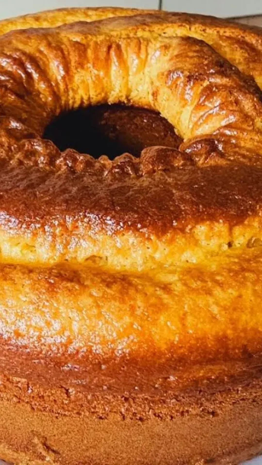 Bolo algodão feito com fubá e maisena fofinho e fácil de preparar amanhã para o café da manhã
