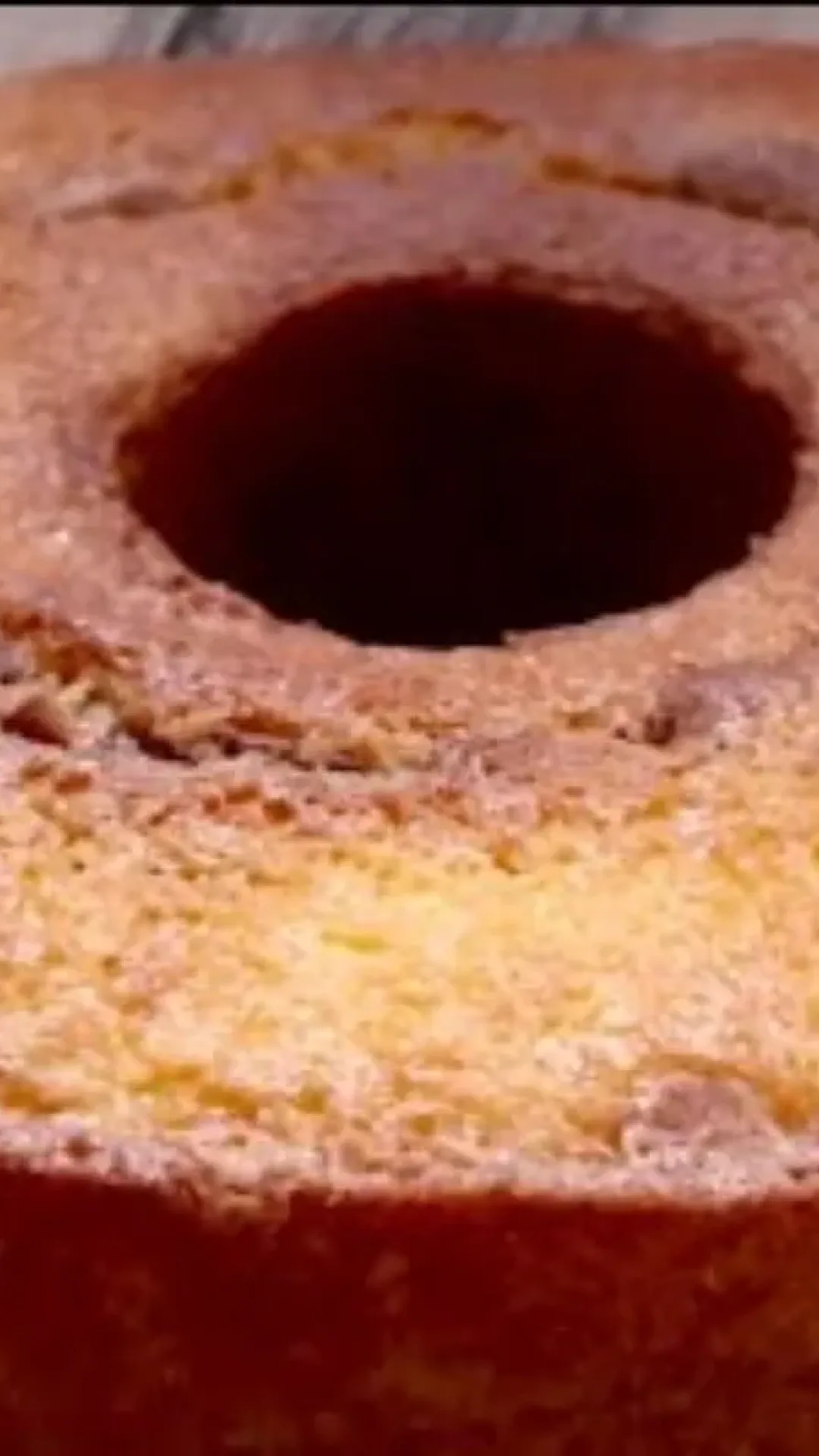 Bolo amanteigado com canela, super fofinho, derrete na boca e perfuma a cozinha na hora do café