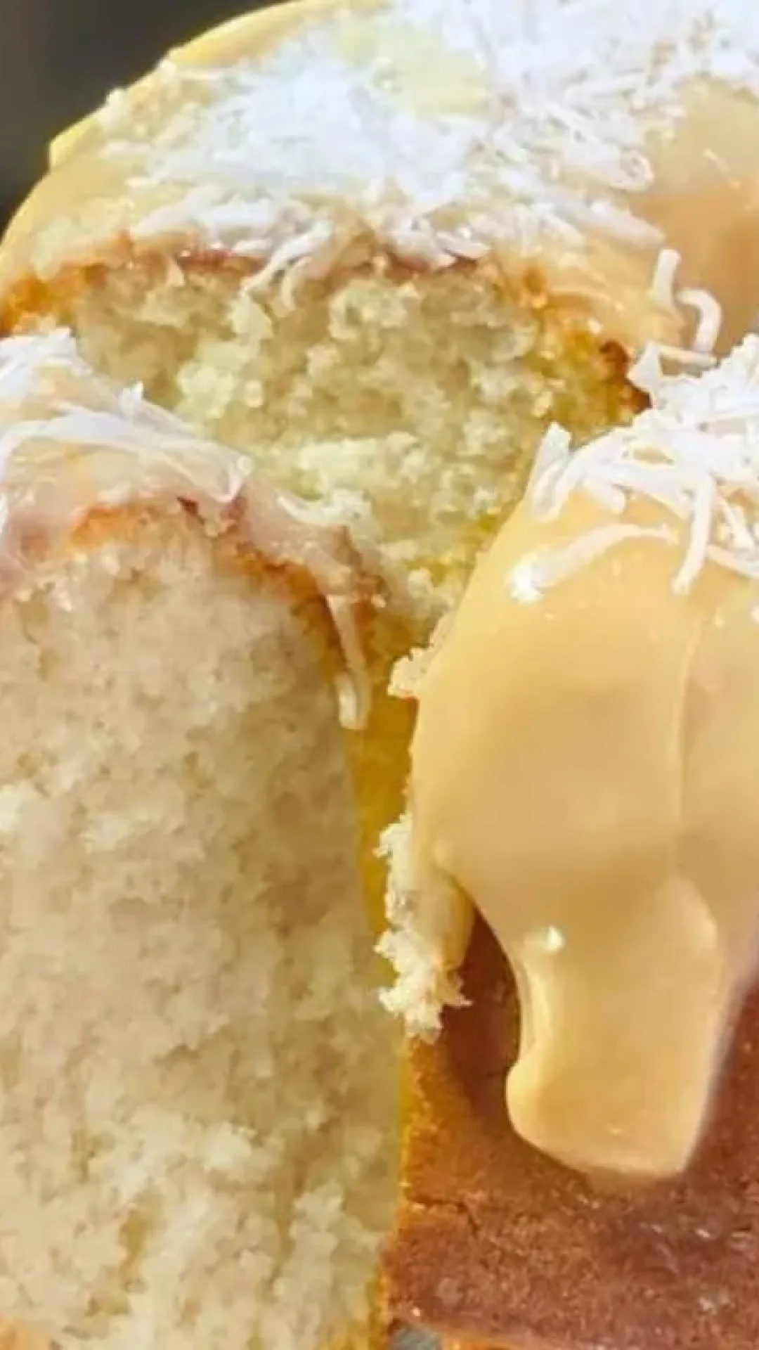 Bolo amanteigado de coco fofinho e muito saboroso para acompanhar seu café da manhã