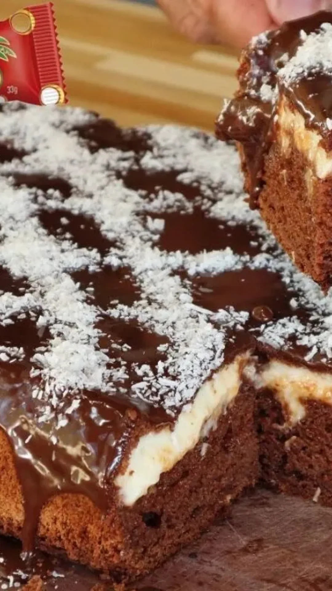 Bolo bomba de prestígio, que já sai recheado do forno e fica com uma textura e um sabor incríveis