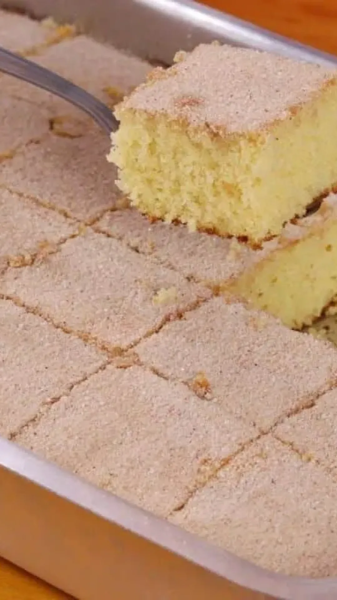 Bolo caseiro simples fofinho e fácil de fazer, receita ideal para o café da tarde