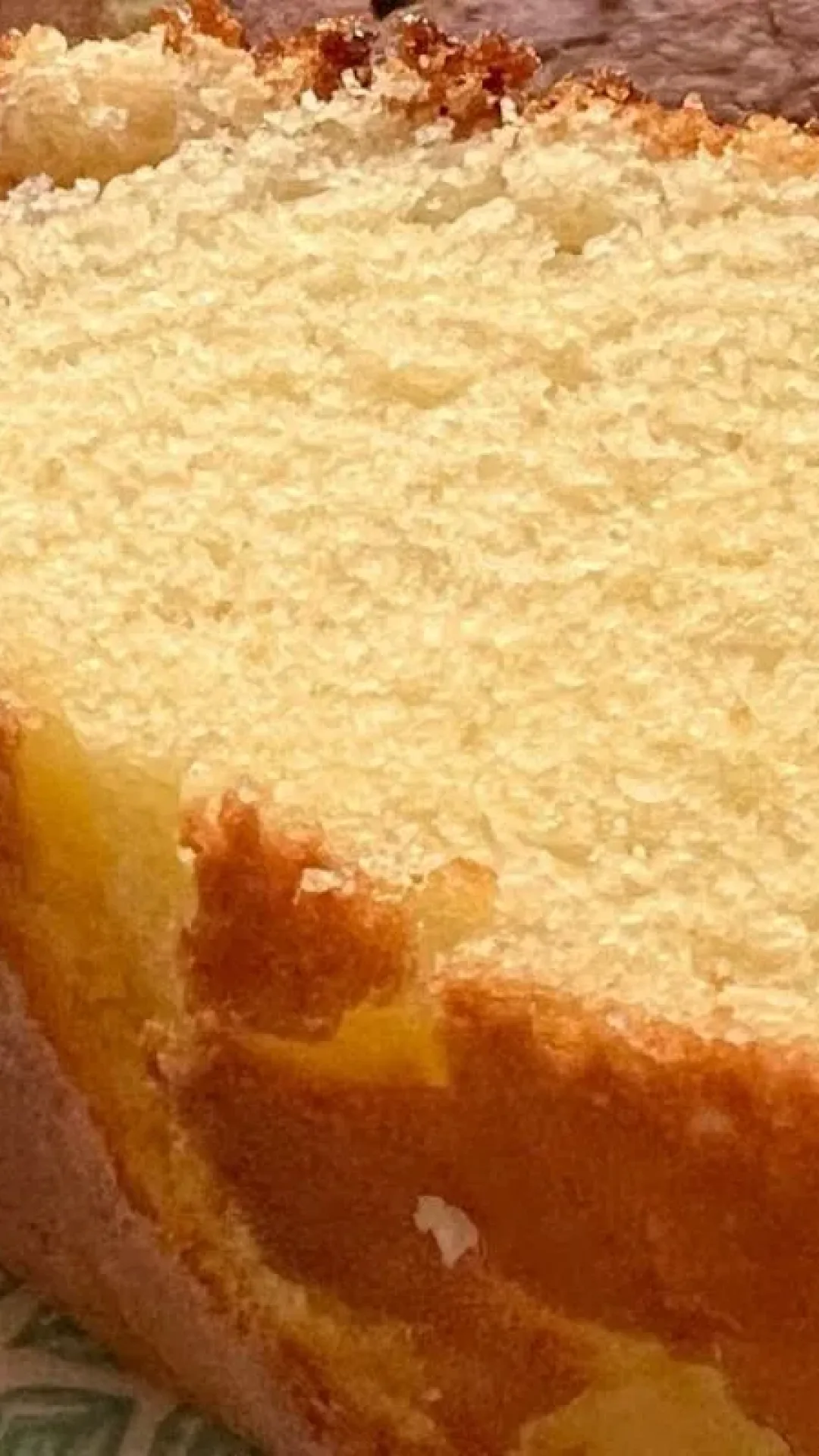 Bolo caseiro simples que fica fofinho e combina demais com um cafezinho agora de manhã