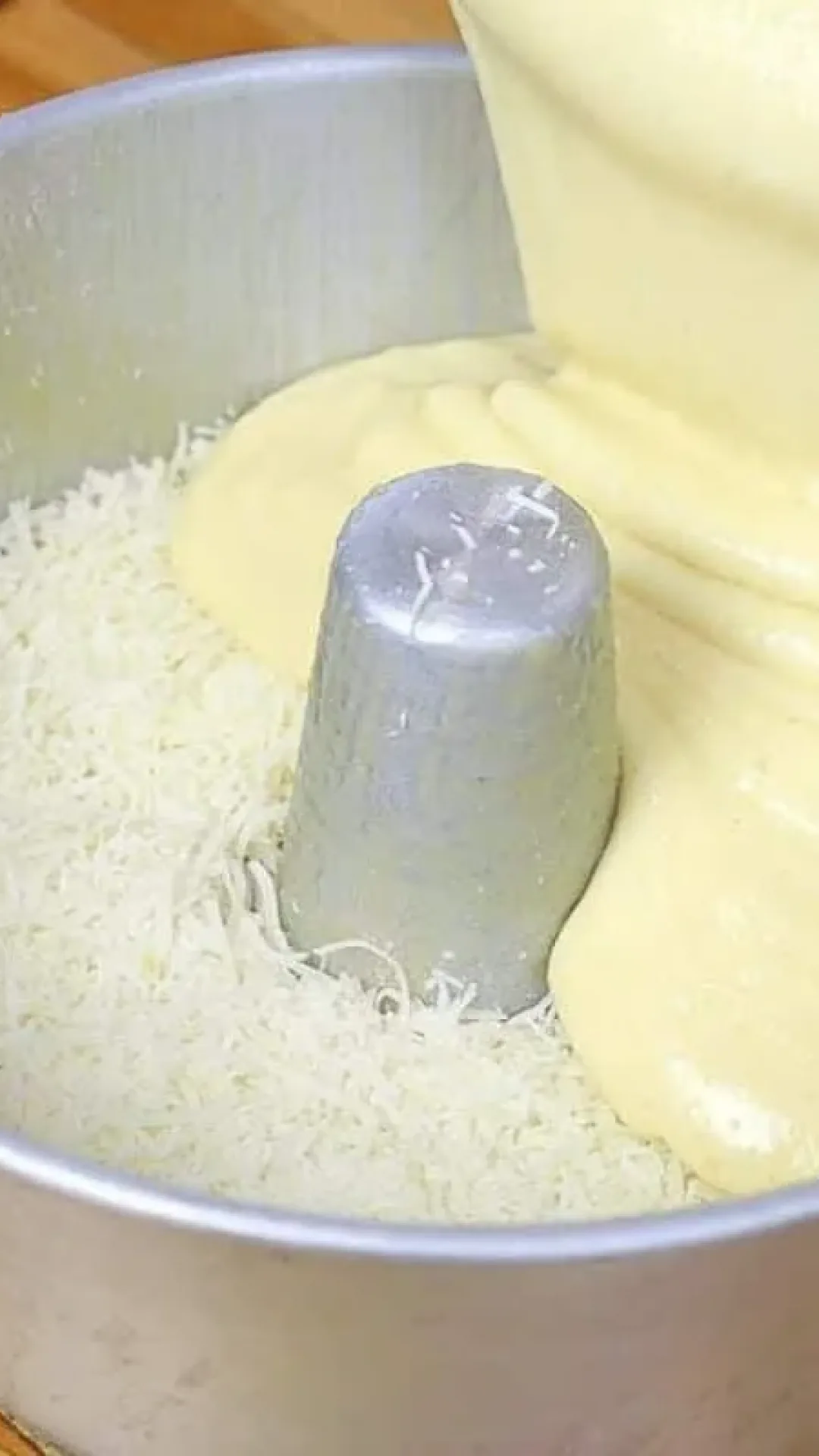 Bolo cocada invertida de coco com calda dourada e sabor irresistível