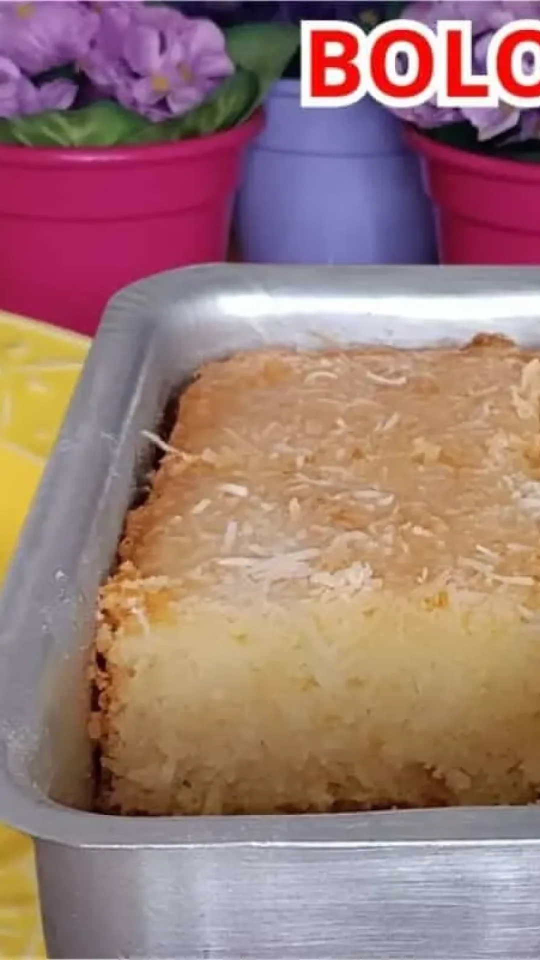 Bolo cocada sem farinha de trigo feito à mão que fica molhadinho e irresistível