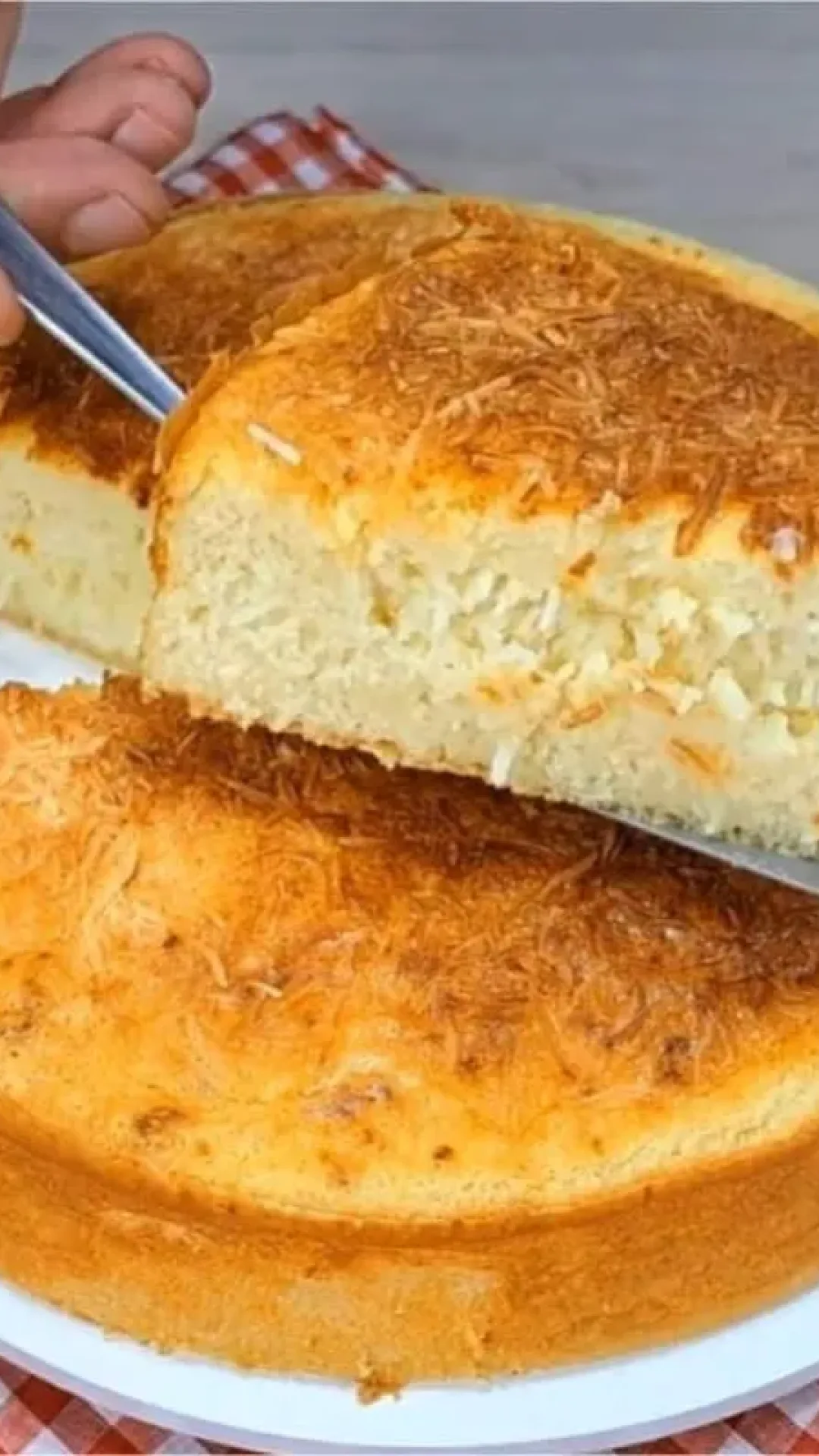 Bolo cremoso de coco fofinho e molhadinho que todo mundo vai pedir mais um pedaço