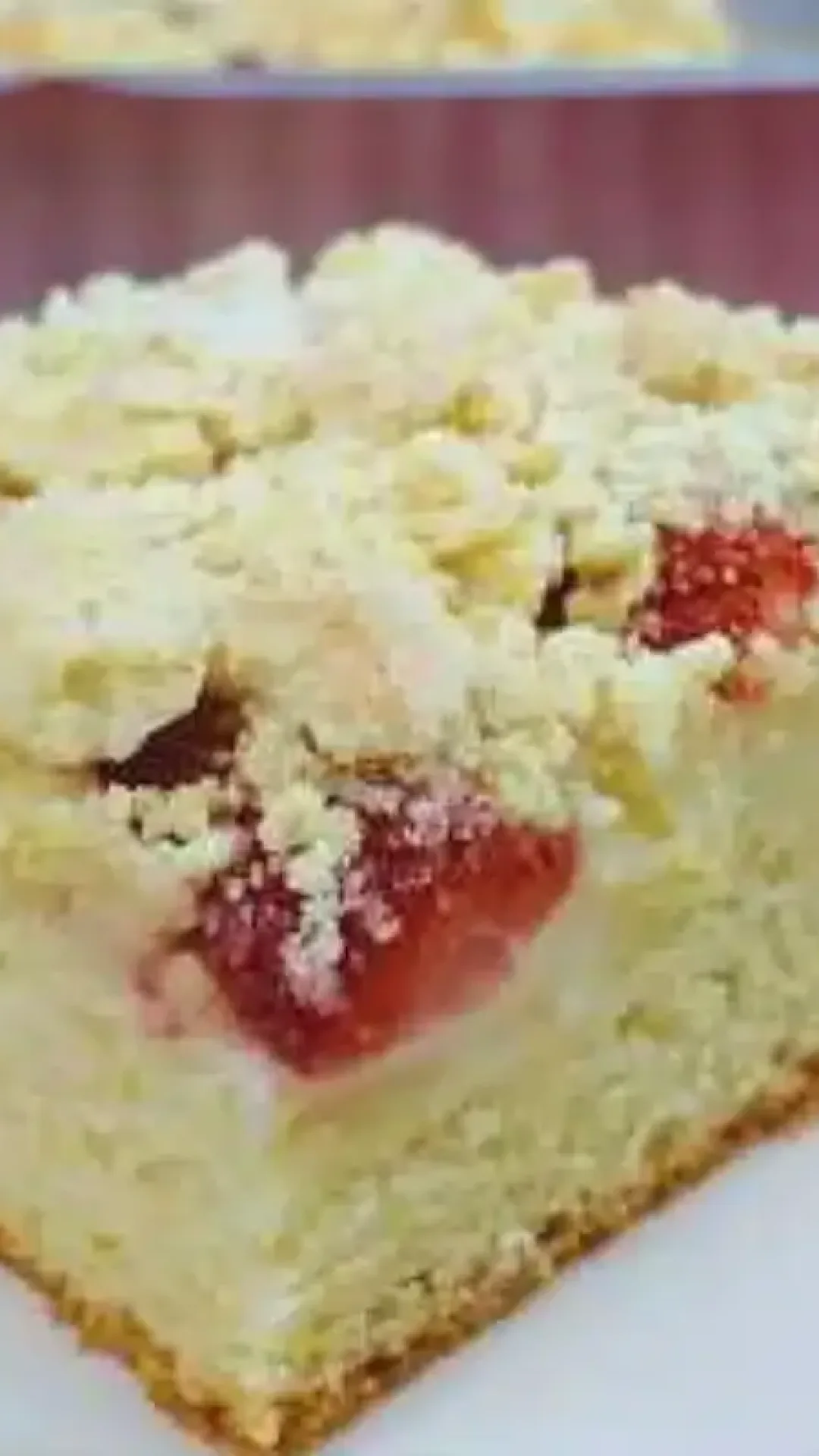 Bolo cuca de morango com creme e farofa: uma combinação divina de texturas, perfeito para a sobremesa