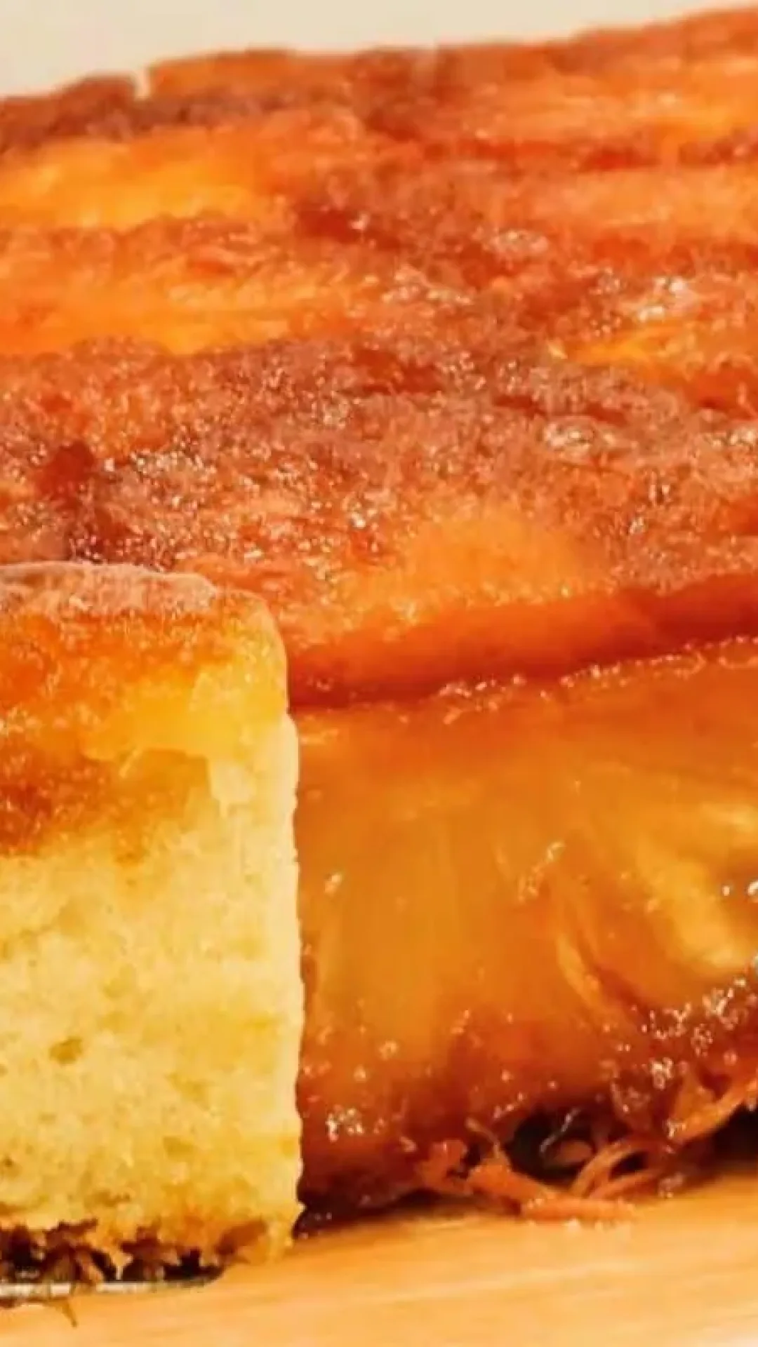 Bolo de abacaxi caramelizado fácil e rápido para o café da tarde ou sobremesa