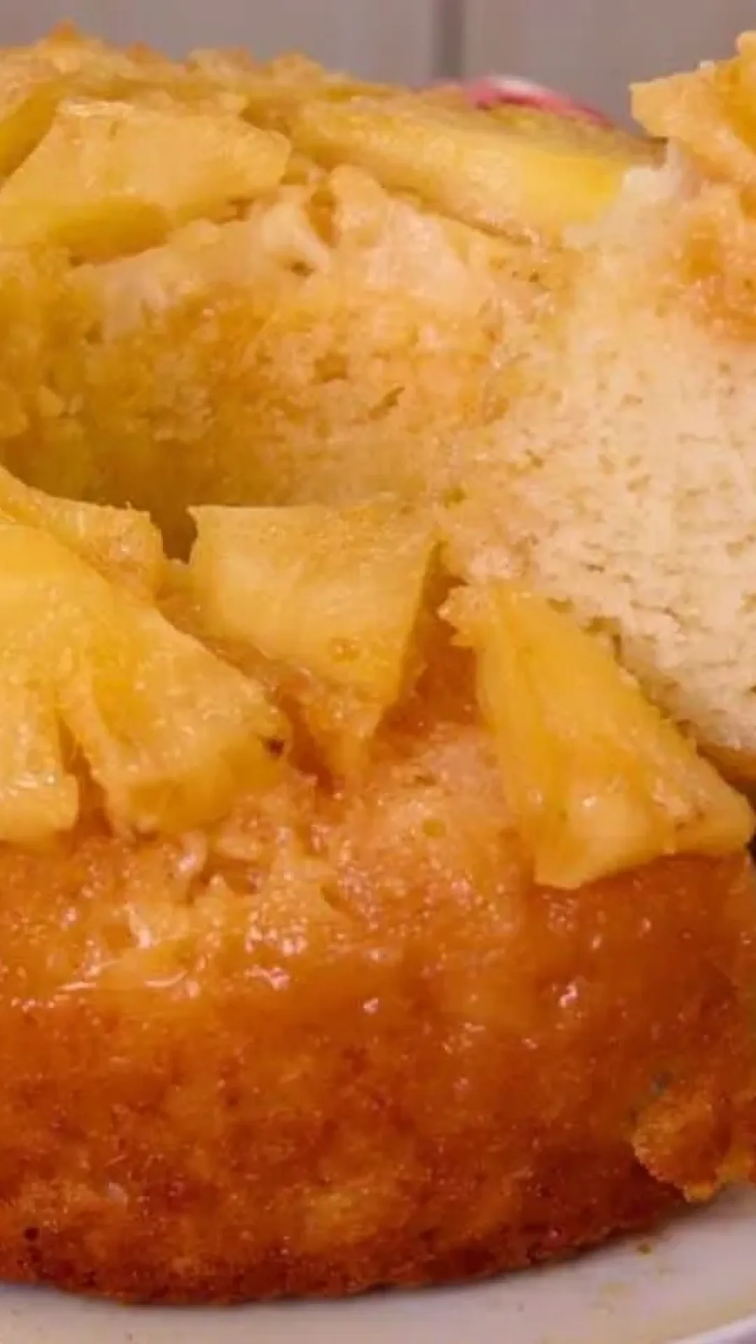 Bolo de abacaxi caramelizado fofinho e delicioso receita prática pro café da tarde