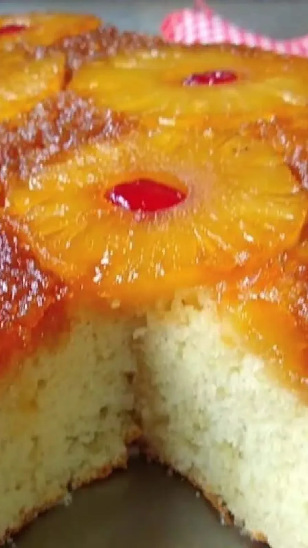 Bolo de abacaxi, é só misturar os ingredientes para ter um bolo úmido, muito fofinho e divino