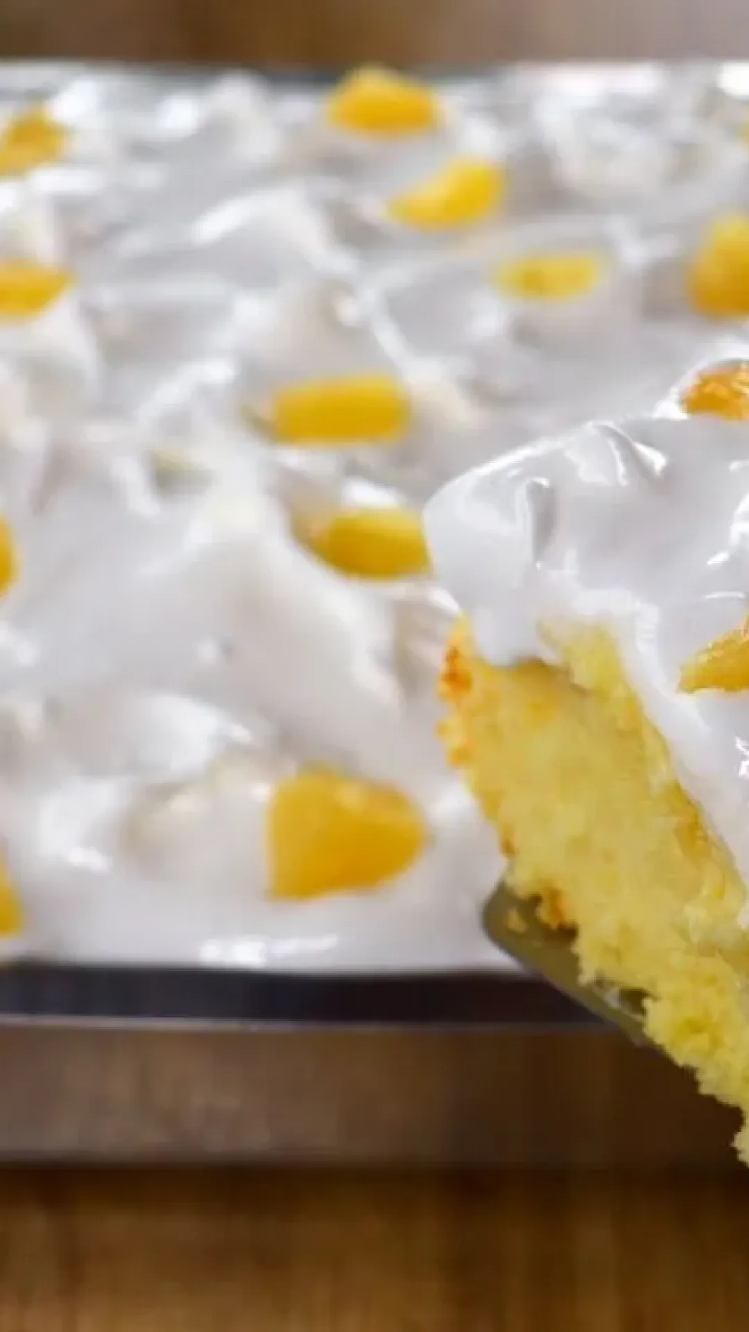 Bolo de abacaxi fofinho e molhadinho: receita que sempre dá certo e agrada todo mundo