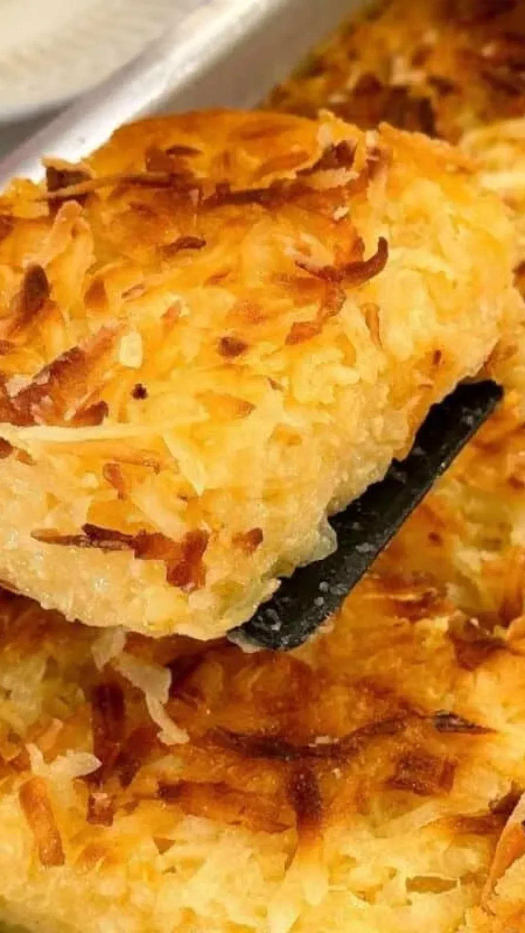 Bolo de aipim com coco bem molhadinho, com aquele sabor caseiro que lembra receita de vó