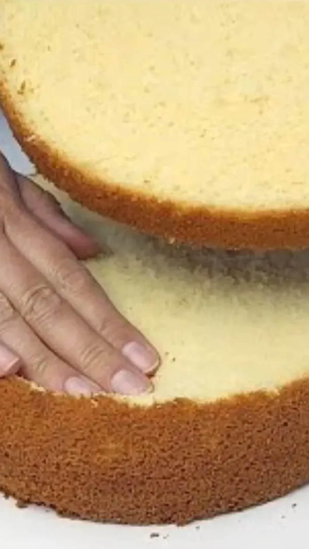 Bolo de aniversário fofinho, simples e sem fermento que rende muito sua festa
