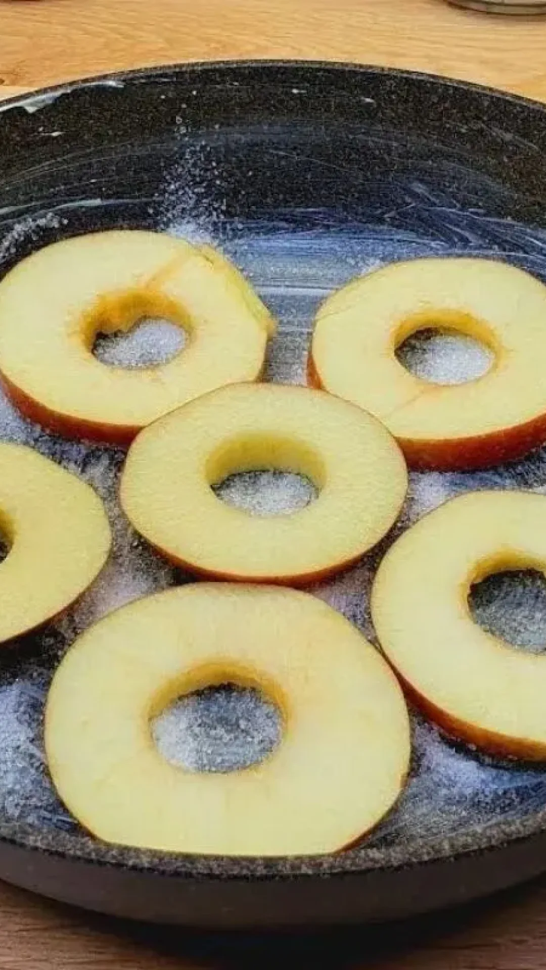 Bolo de aveia na frigideira com 1 ovo e 1 maçã: a sobremesa rápida e fácil de fazer