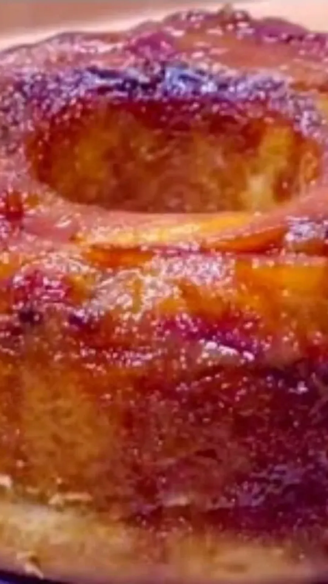 Bolo de banana caramelado fofinho que conquista todo mundo na primeira fatia