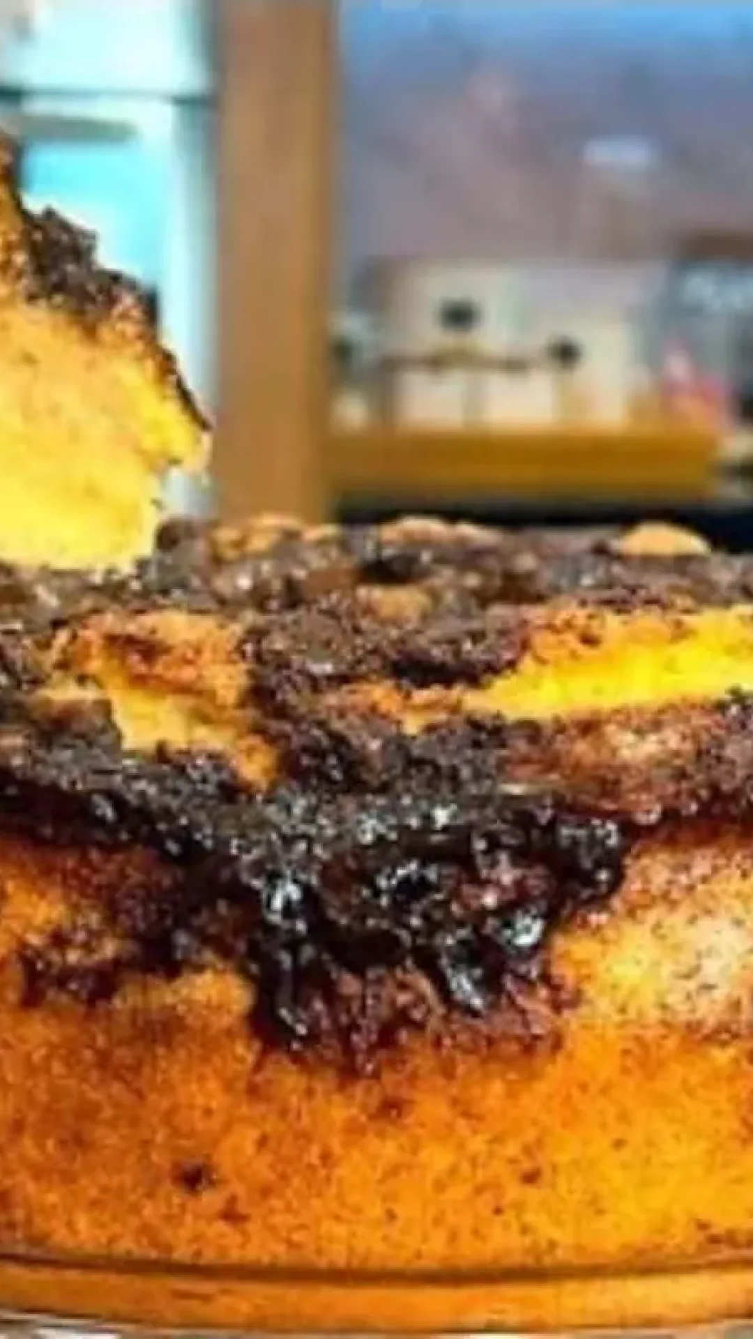 Bolo de banana com cobertura de chocolate, receita fácil e deliciosa para o café