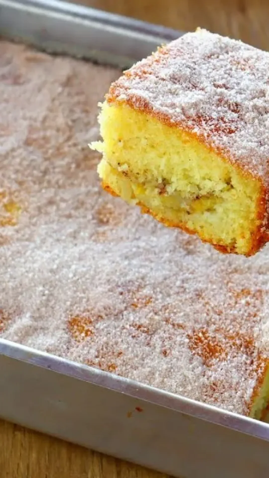 Bolo de banana recheado que surpreende na fofura e no sabor irresistível