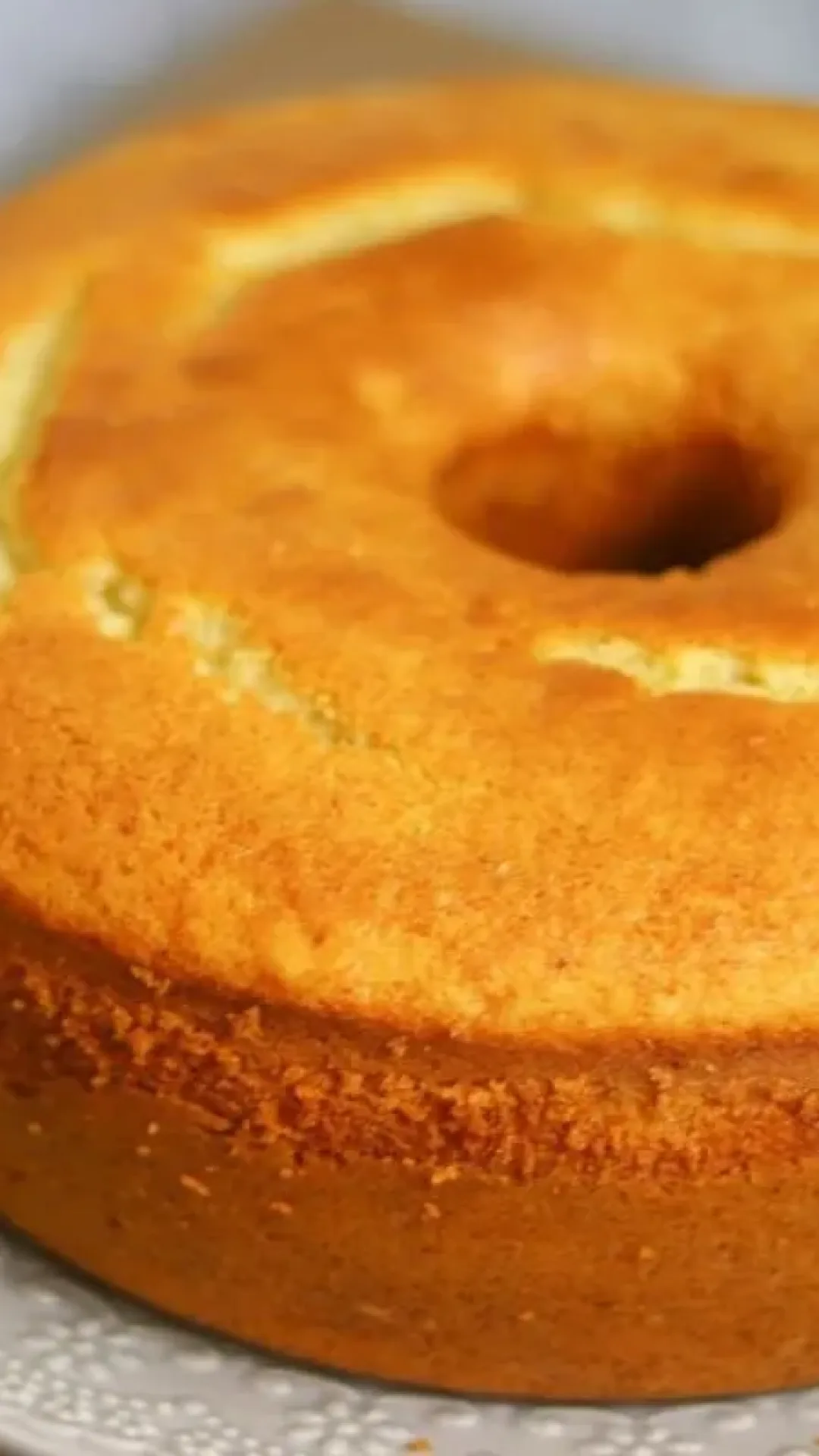 Bolo de baunilha fofão que derrete na boca perfeito para o lanche da tarde