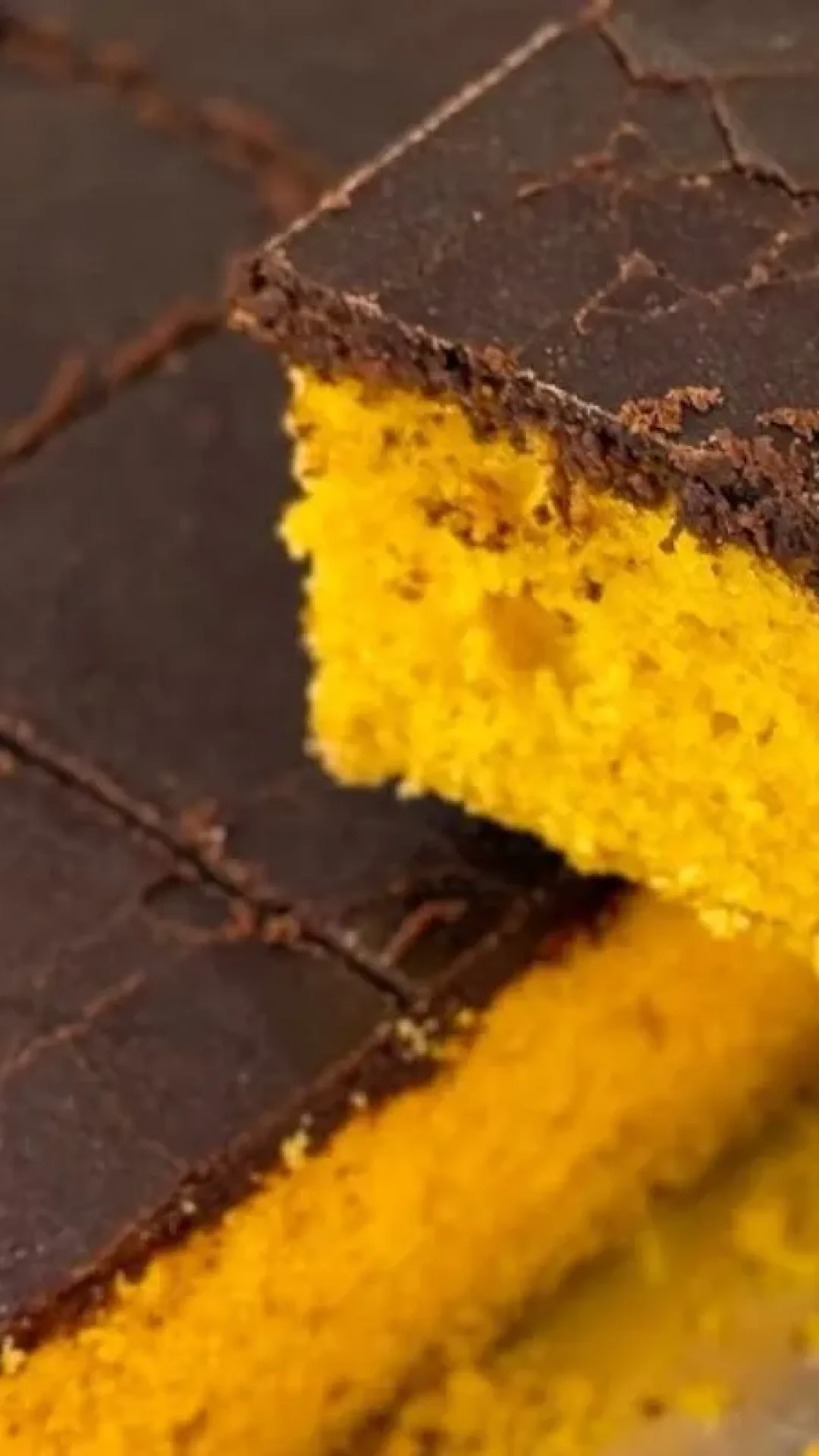 Bolo de cenoura com casquinha de chocolate: massa leve e cobertura crocante
