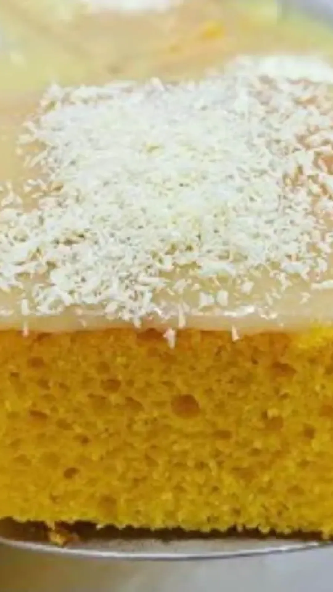 Bolo de cenoura com cobertura de chocolate branco de comer pedindo bis