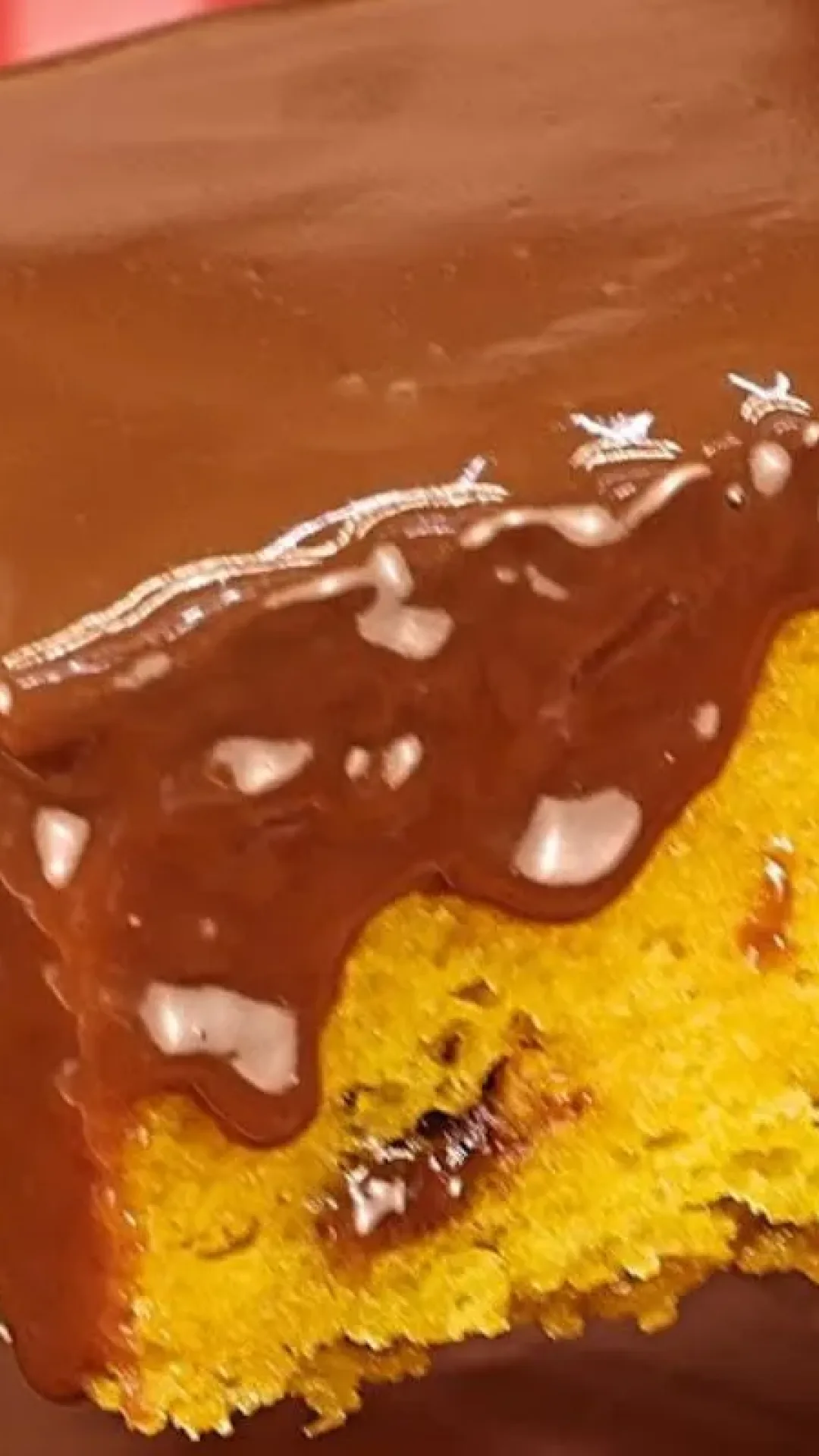 Bolo de cenoura com cobertura de chocolate fofinho, simples e impossível de errar