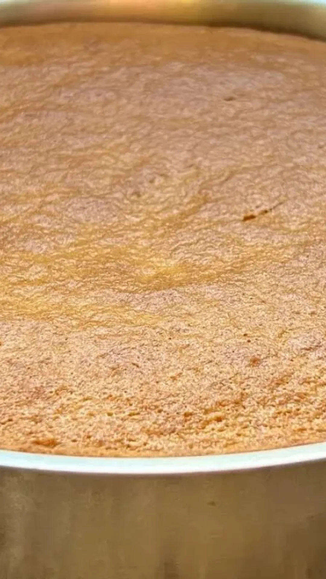 Bolo de cenoura fofinho com uma massa que não fica pesada e todo mundo vai te pedir a receita