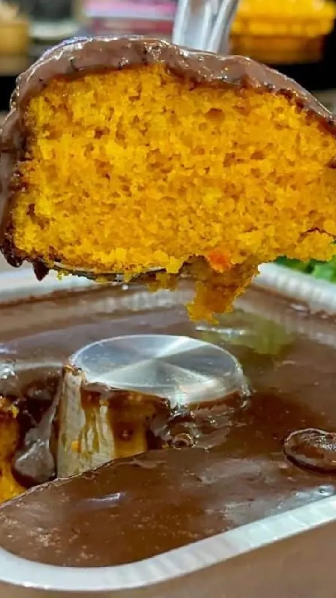 Bolo de cenoura fofinho que nunca mais vai solar com esse truque simples