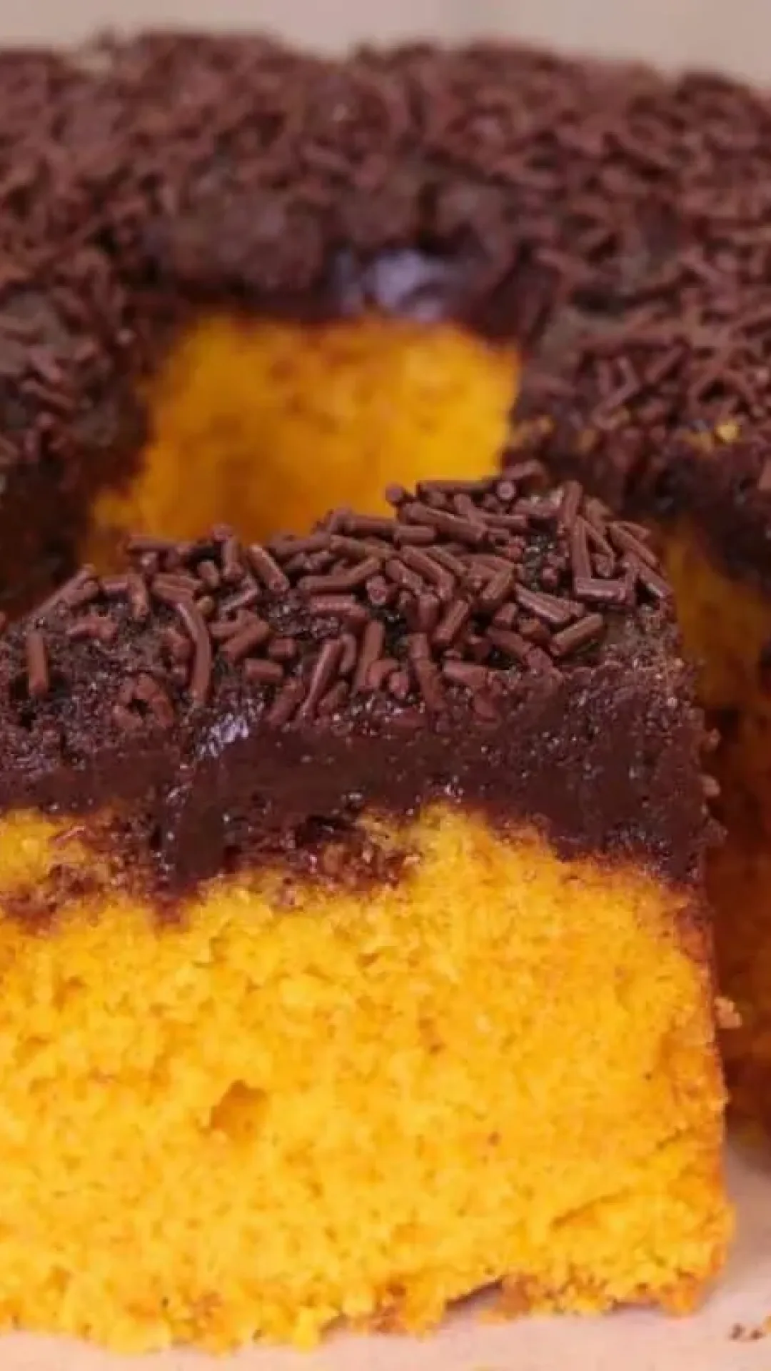 Bolo de cenoura invertido já sai do forno com cobertura cremosa de brigadeiro