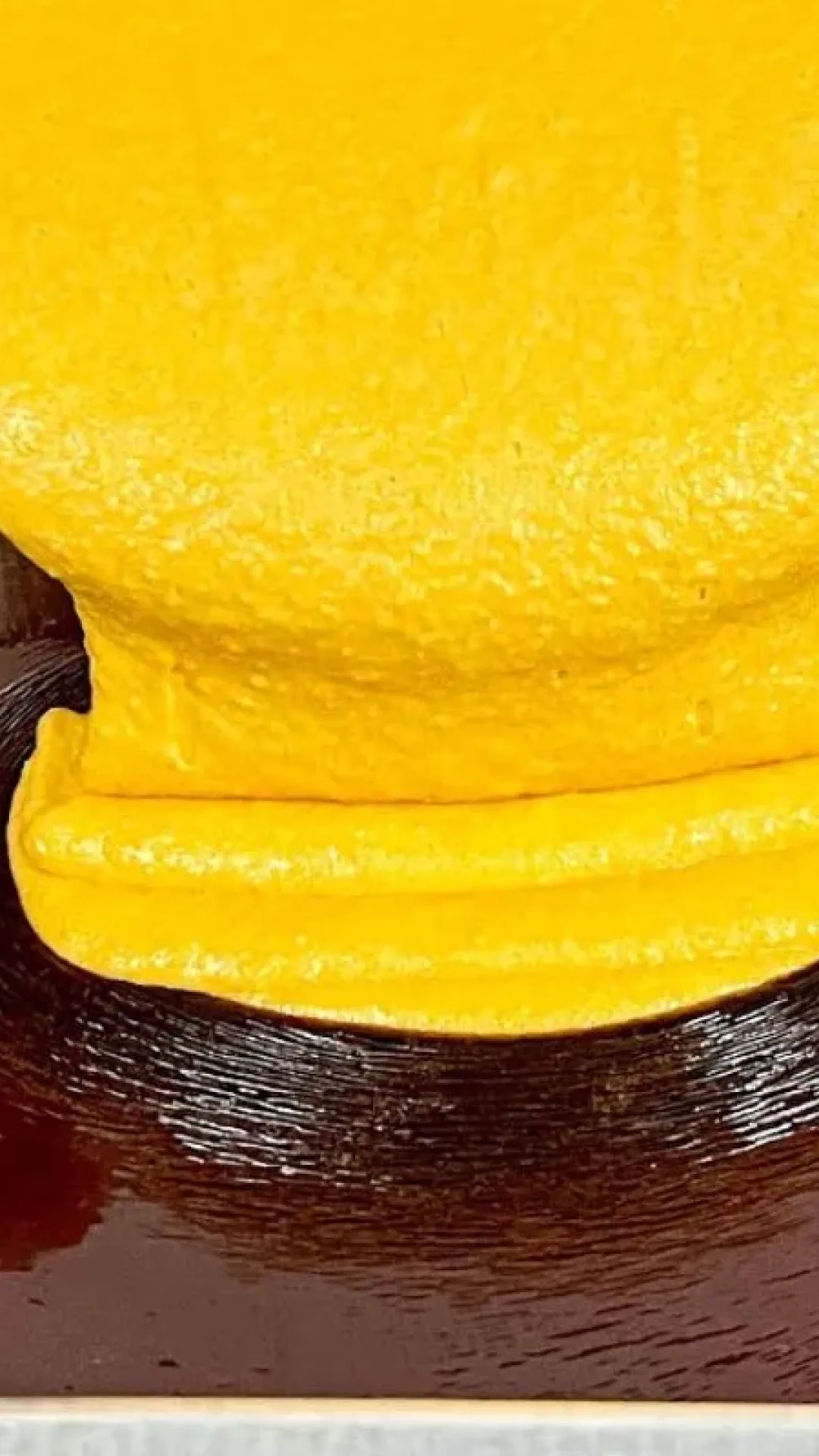 Bolo de cenoura trufado com calda cremosa que surpreende em cada pedaço