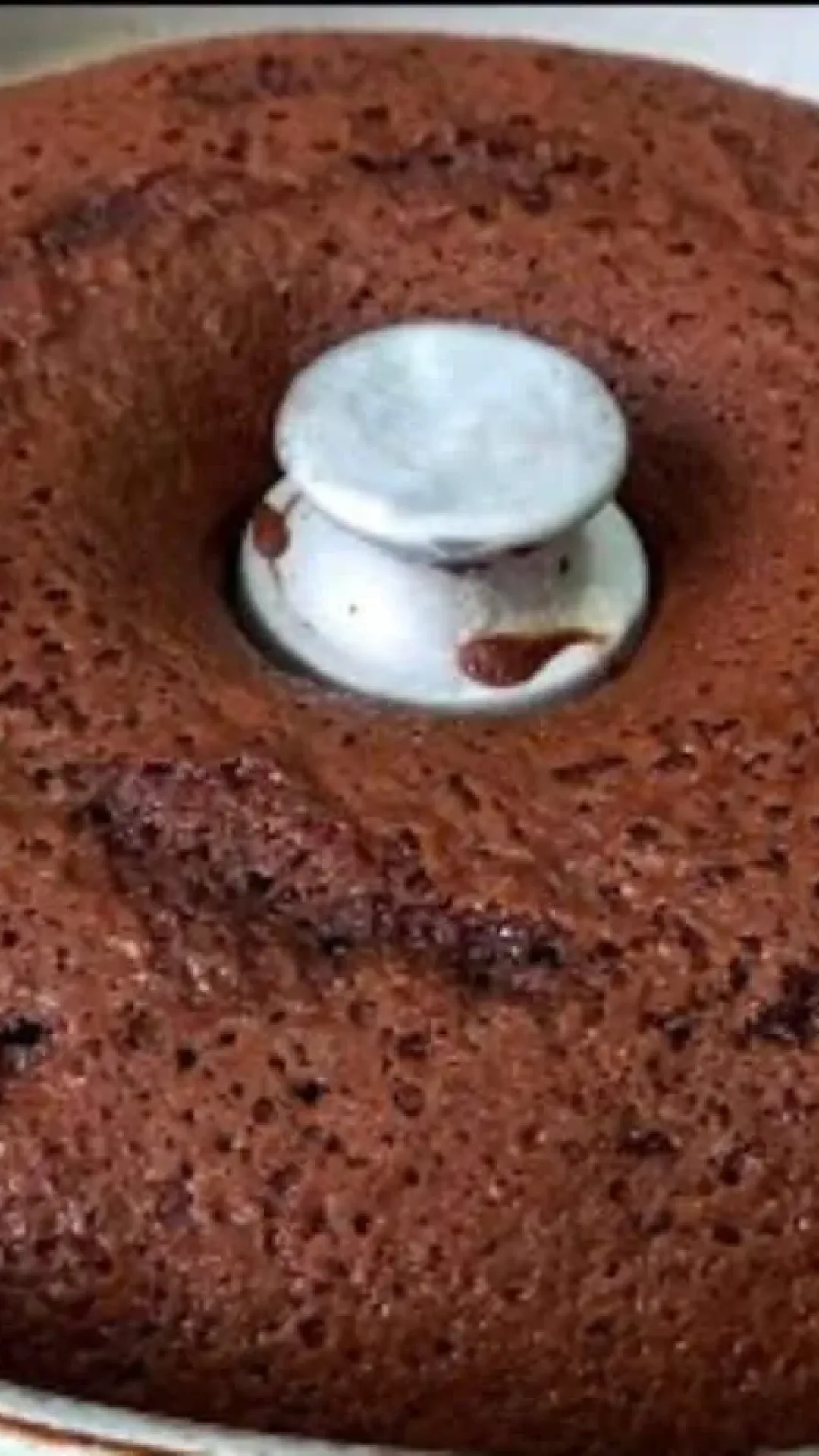 Bolo de chocolate amanteigado fácil e rápido: super fofinho para seu café da tarde