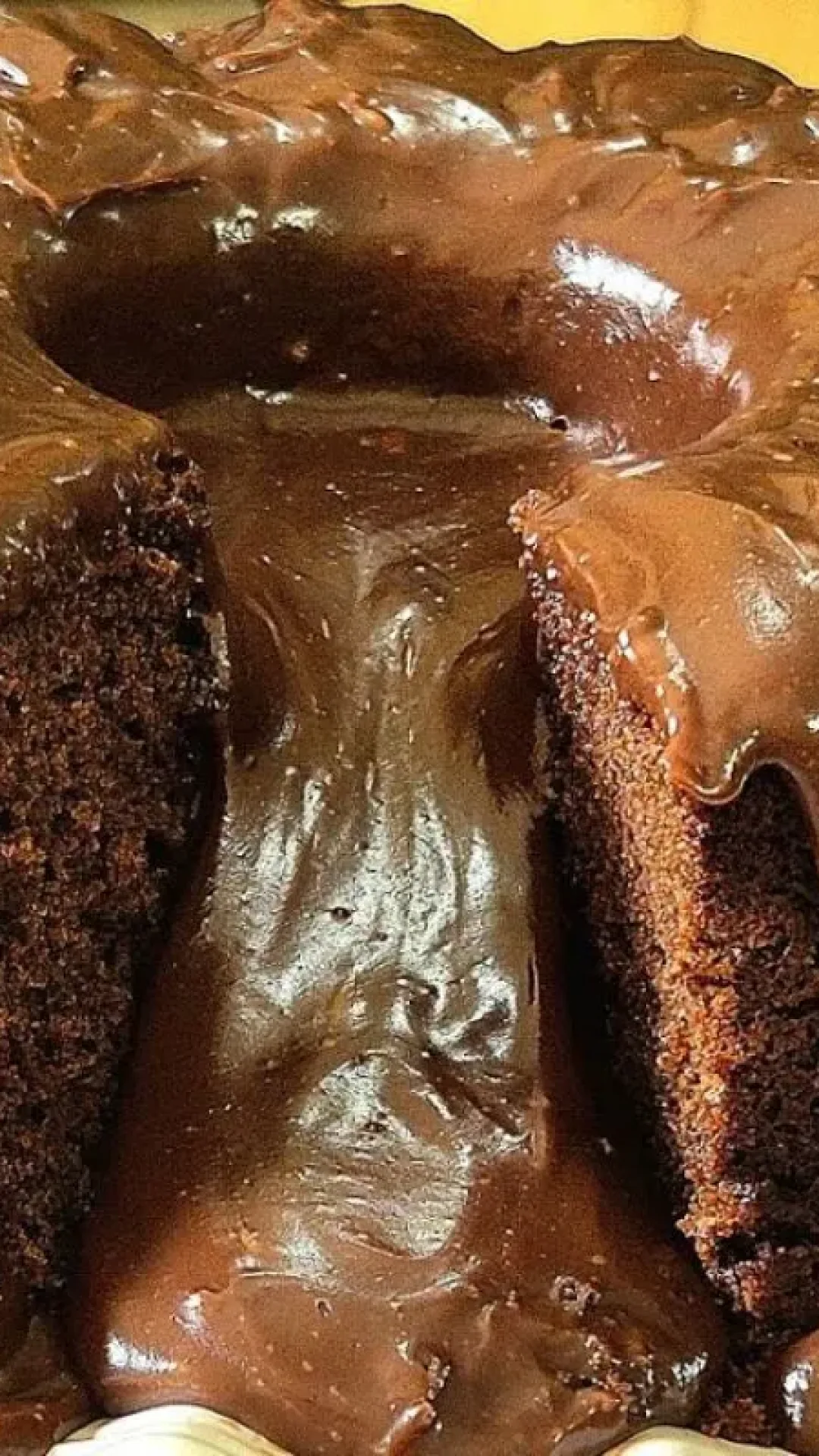 Bolo de chocolate com cobertura molhadinho e irresistível
