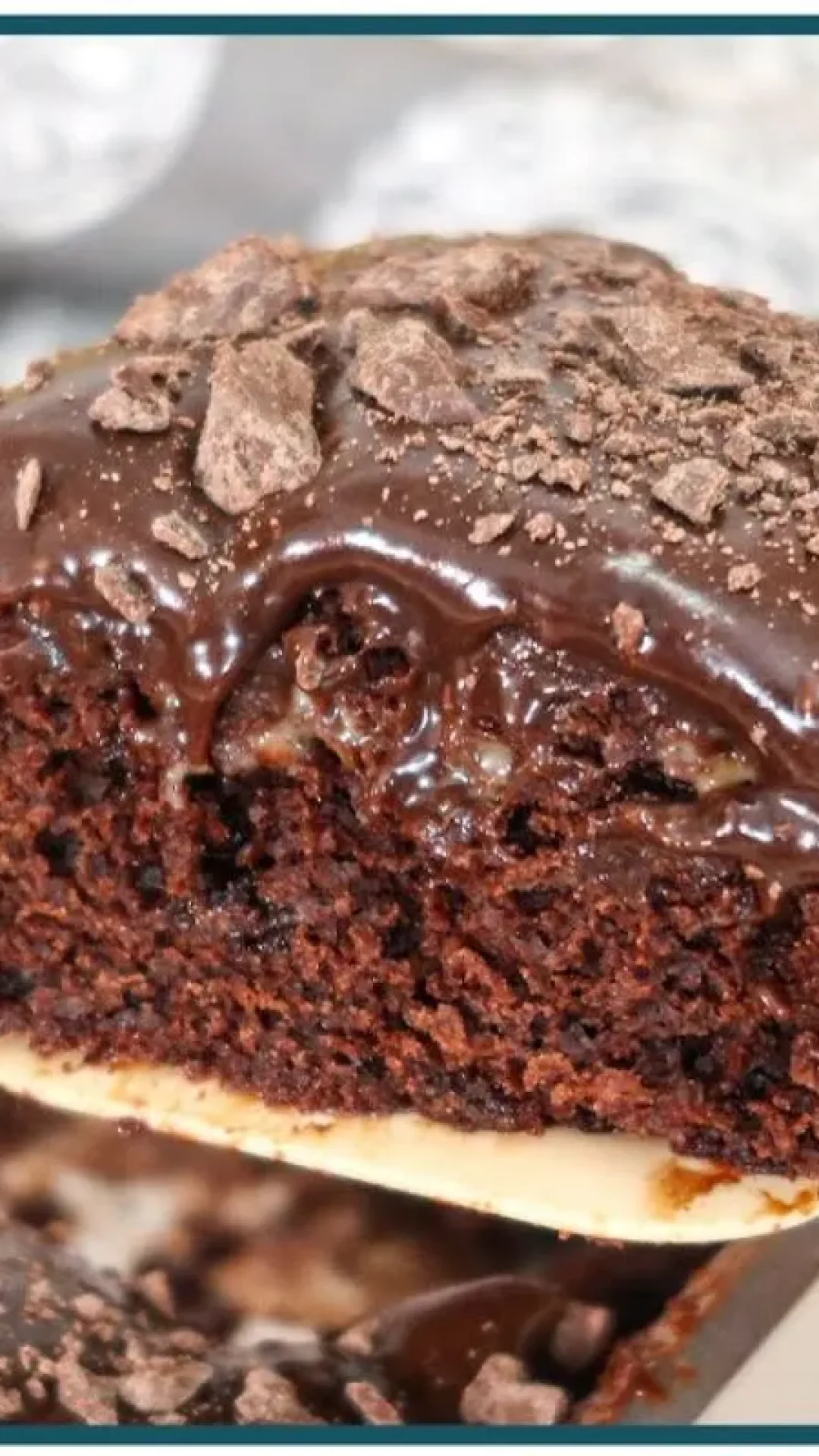Bolo de chocolate fofinho e molhadão: a receita que não tem erro e é perfeita para o café