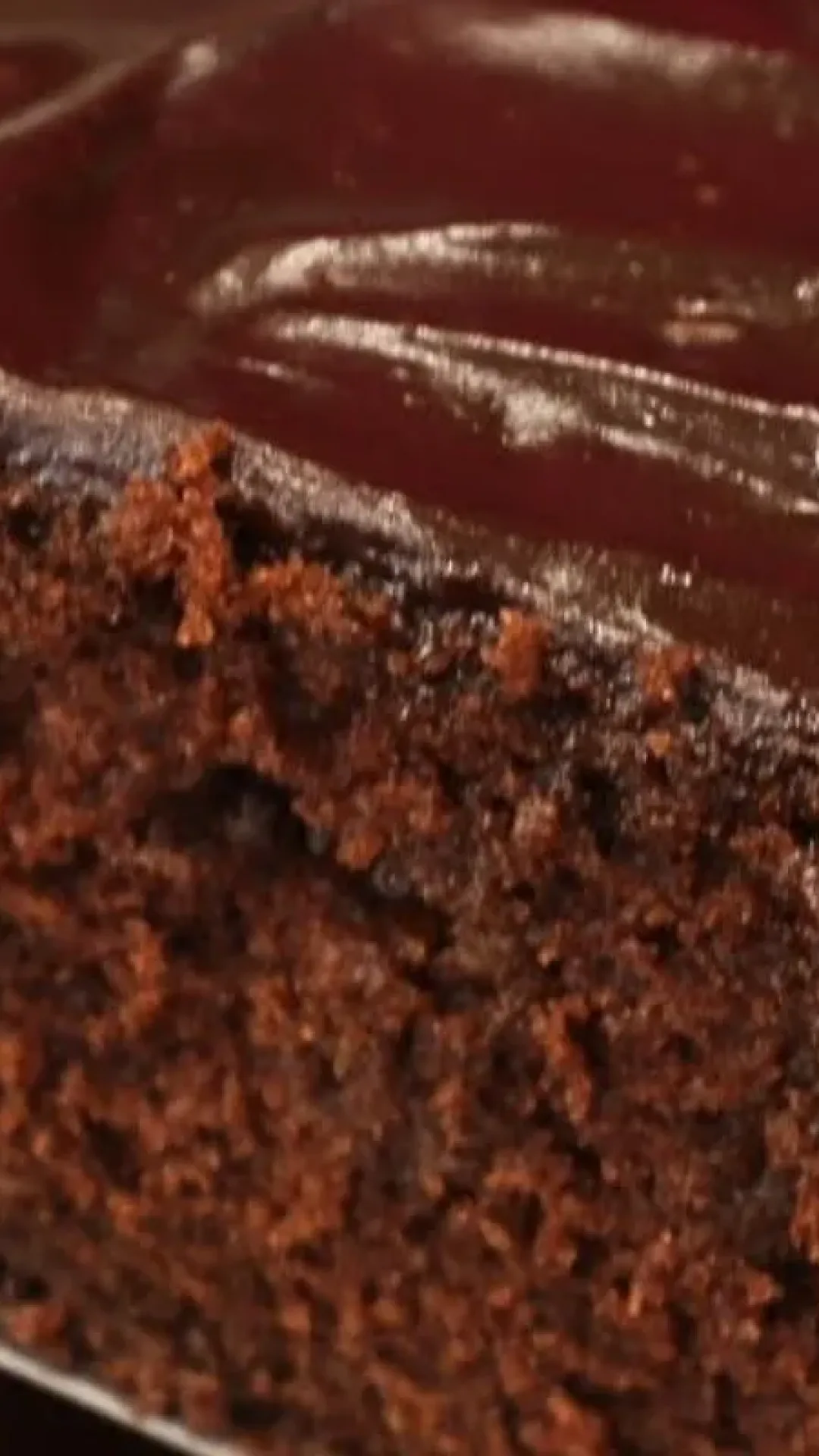 Bolo de chocolate fofinho fácil de preparar para o lanche ou café com a família