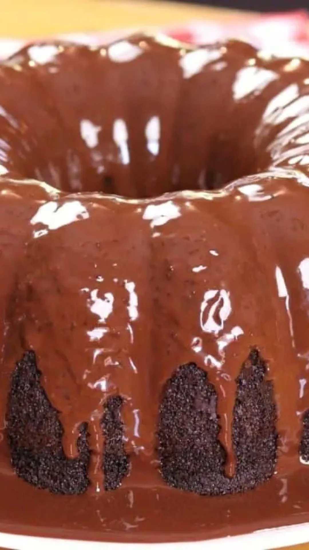 Bolo de chocolate sem trigo e sem lactose que fica incrivelmente fofinho e delicioso