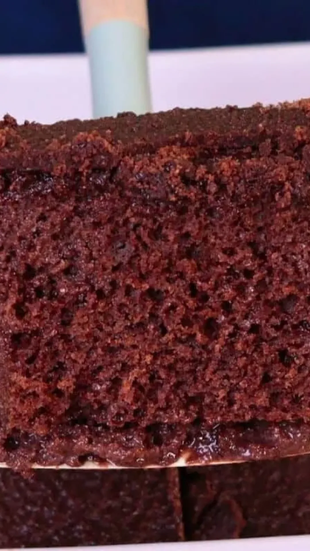 Bolo de chocolate simples e fofinho com cobertura de casquinha irresistível