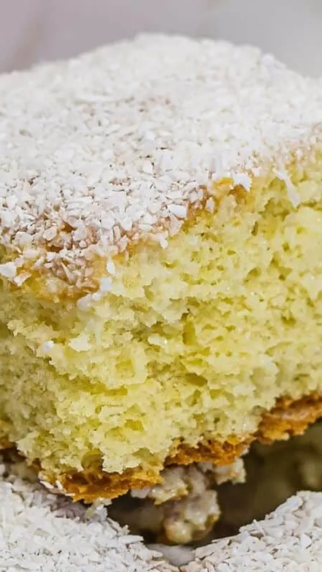 Bolo de coco cremoso com gostinho de casa de vó, úmido e perfeito pra qualquer hora