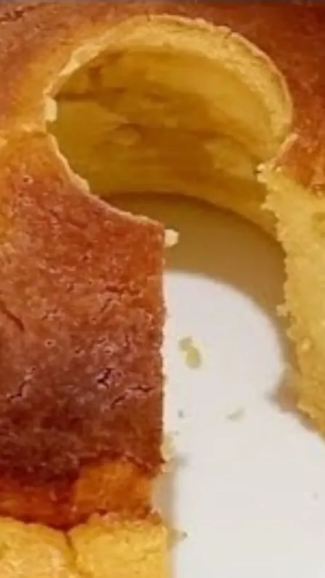 Bolo de flocão cremoso, sem trigo e sem glúten, perfeito para acompanhar um café fresquinho