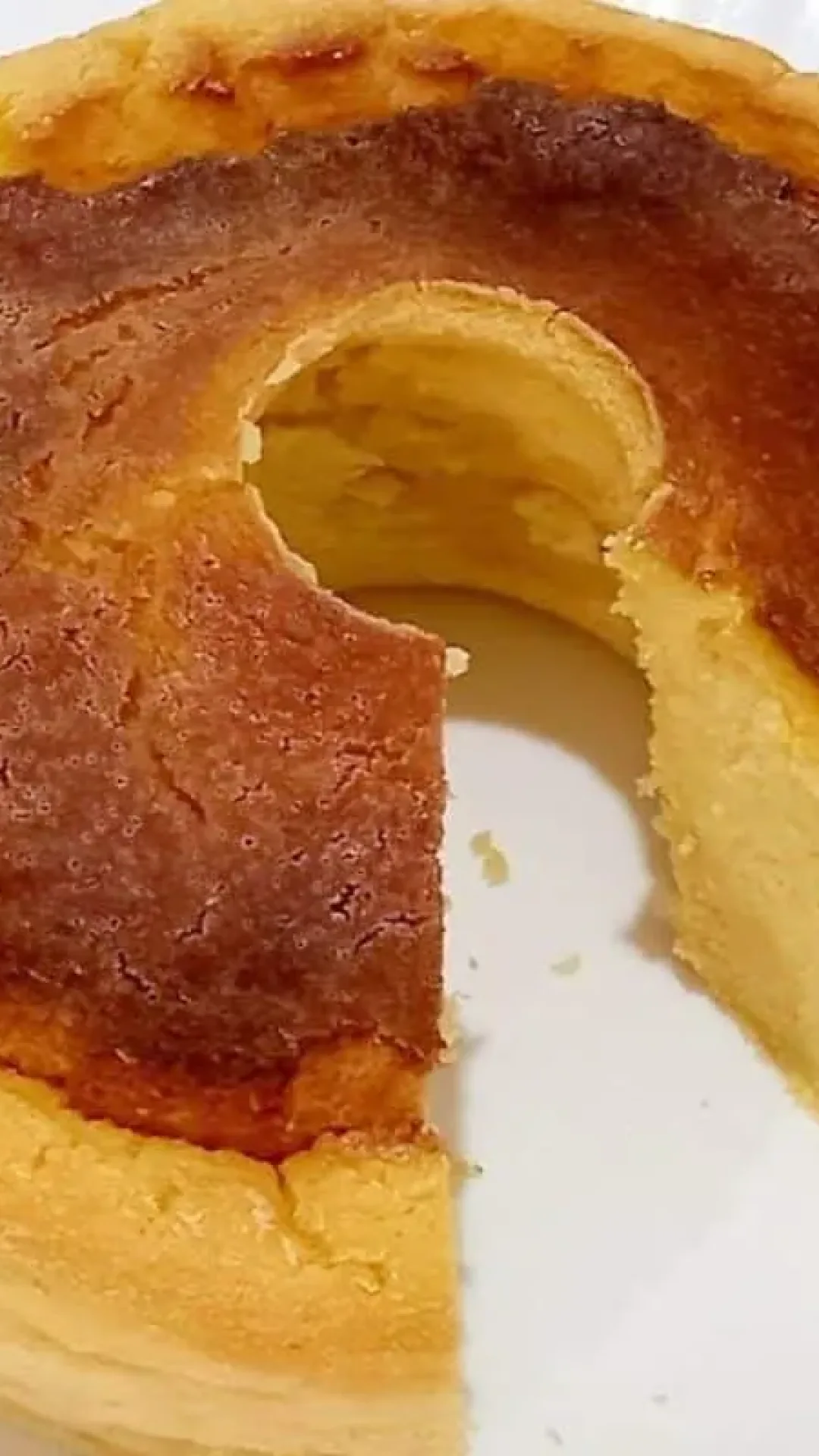 Bolo de flocão molhadinho, cremoso e sem glúten: fácil e delicioso para o café da manhã