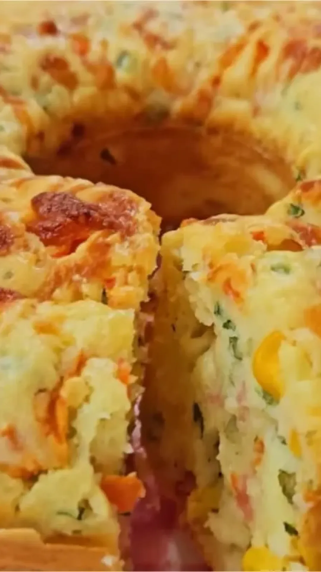 Bolo de frios salgado, fofinho por dentro e ideal pra lanche ou café reforçado