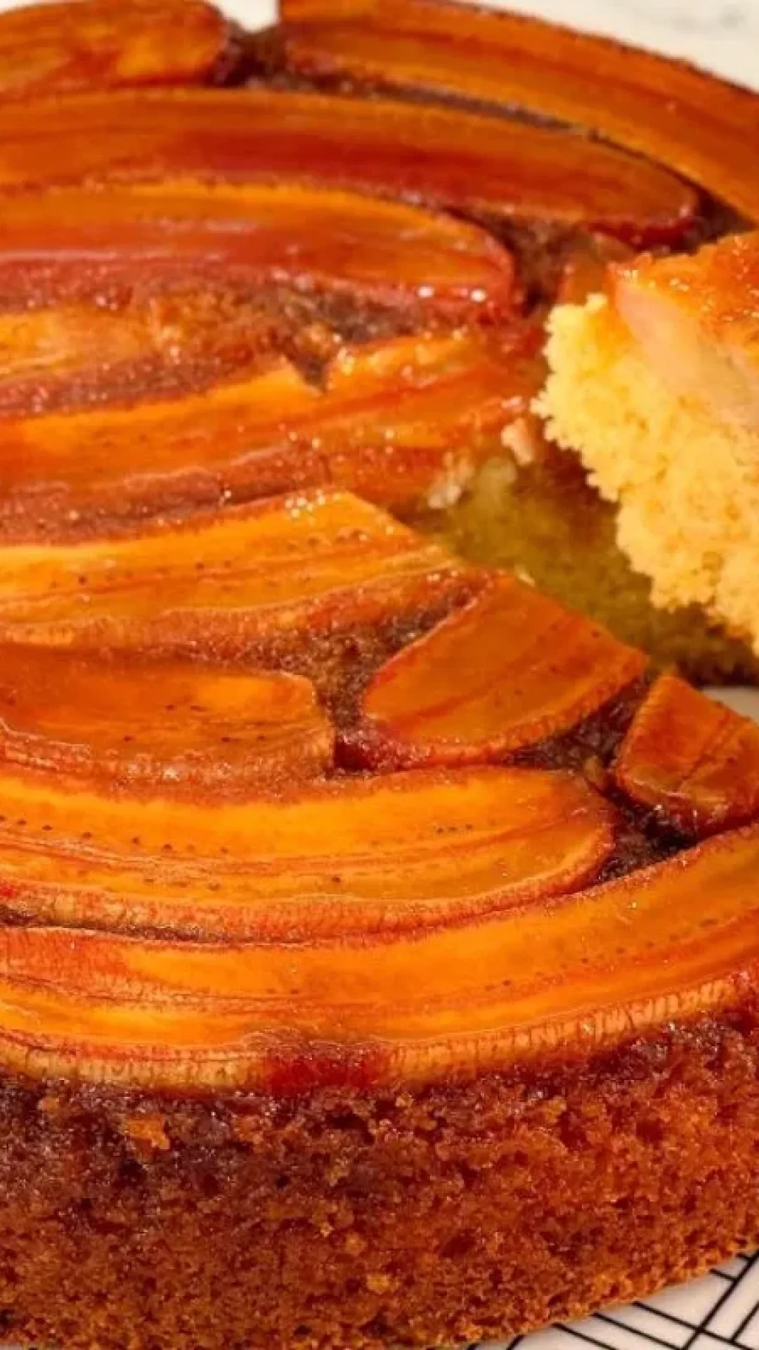 Bolo de fubá com banana: vai acabar tudo no café da manhã mesmo