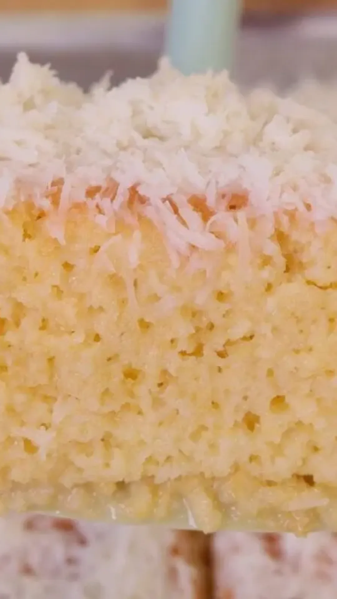 Bolo de fubá com coco fofinho e molhadinho, perfeito para o café da tarde