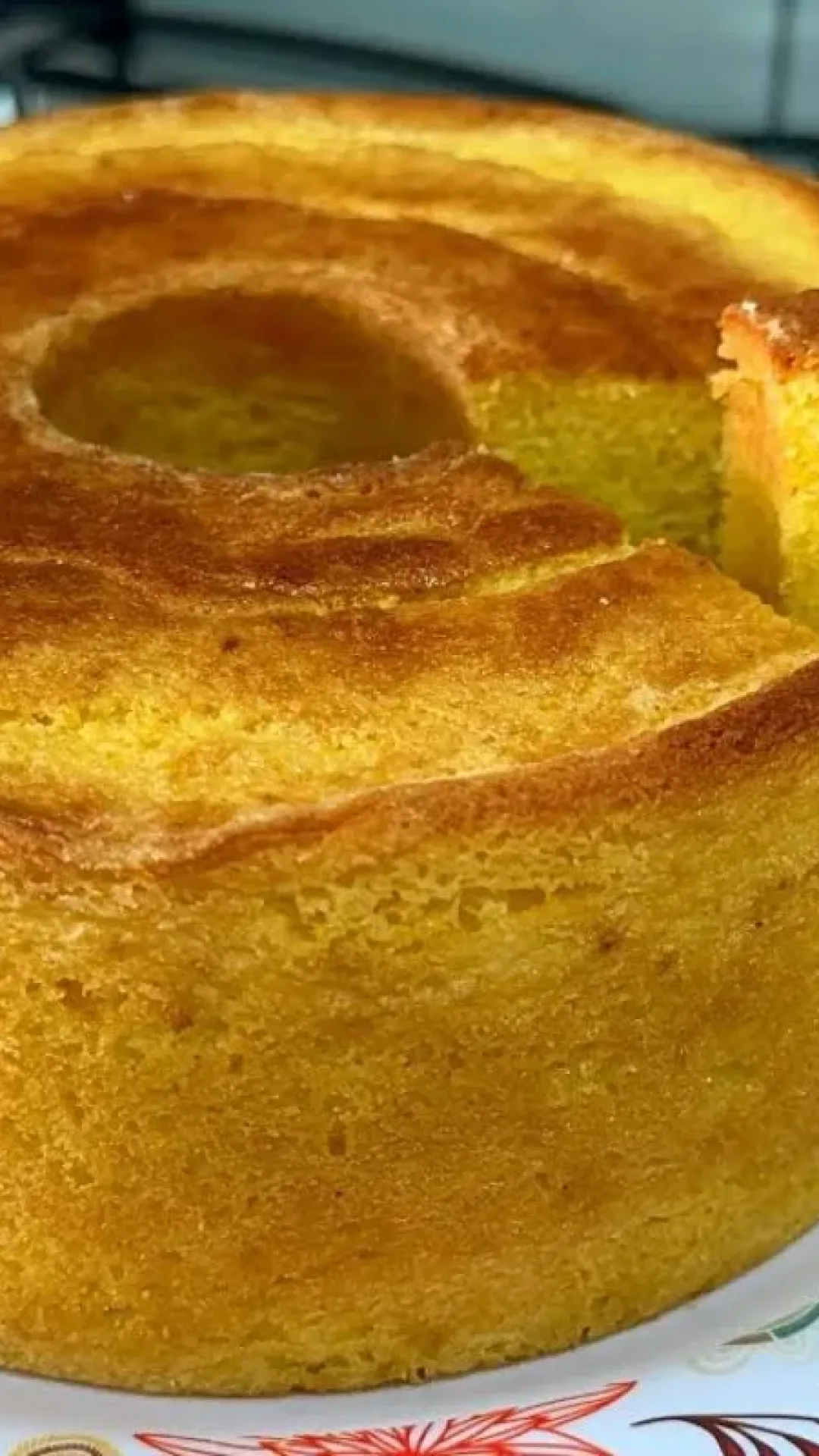 Bolo de fubá com creme de leite: a receita que deixa o bolo tradicional ainda mais molhadinho