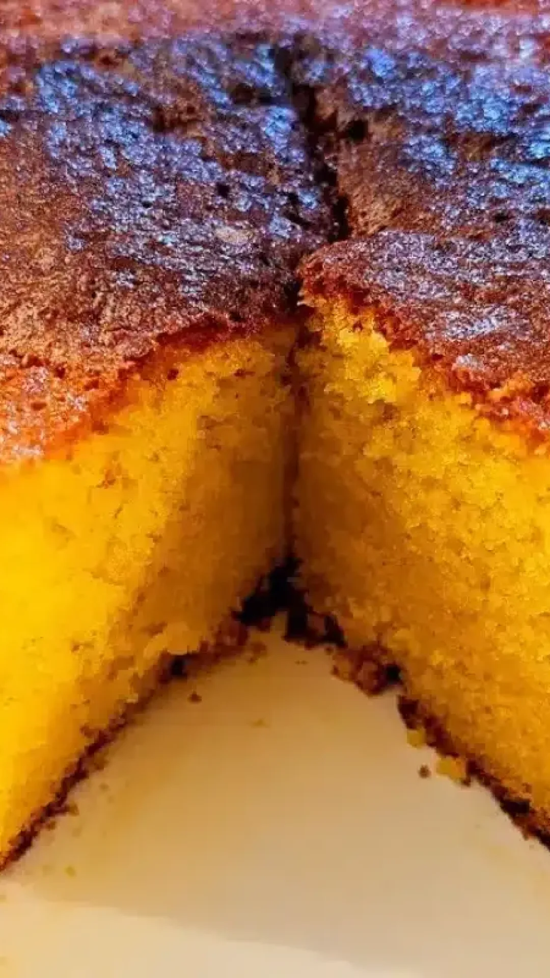 Bolo de fubá com laranja fofinho e molhadinho, aquele bolo caseiro com cheirinho de infância