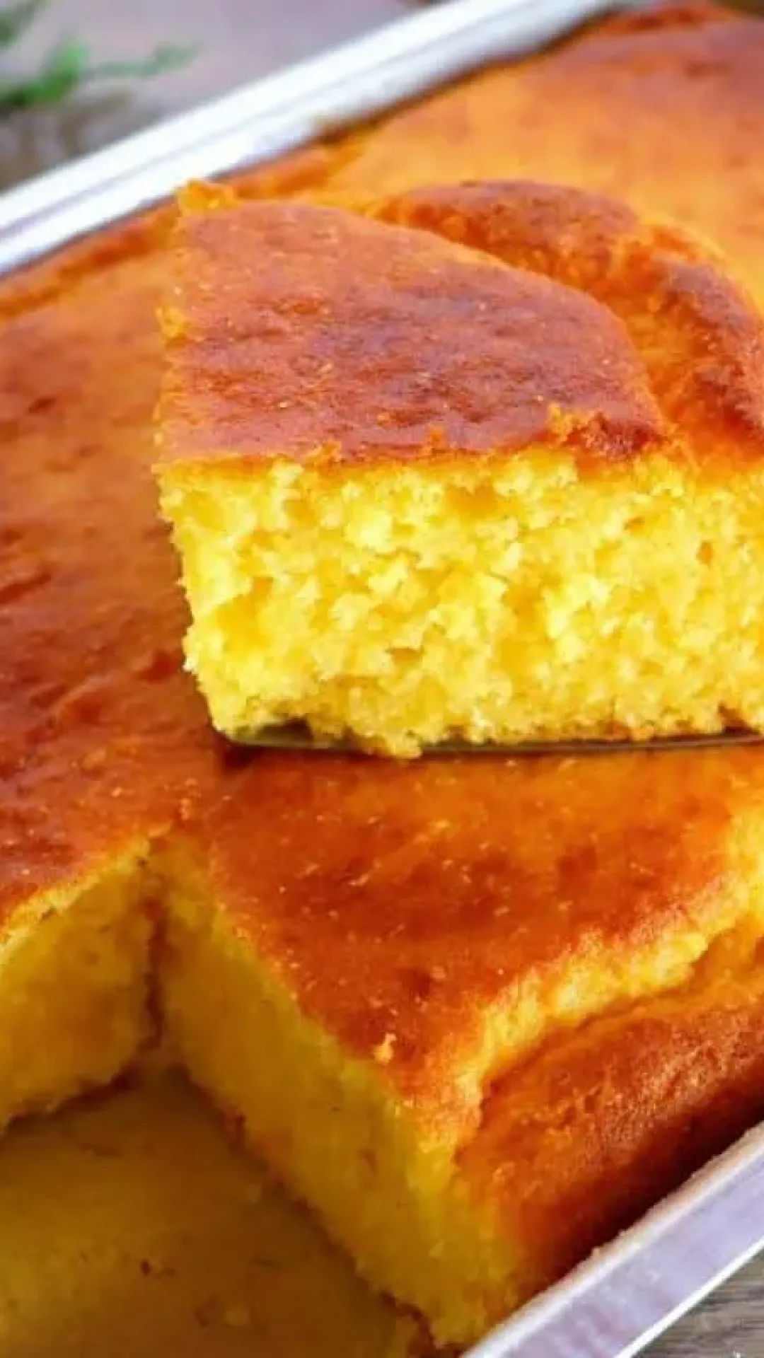 Bolo de fubá cozido macio e saboroso que vai te lembrar café da tarde na roça