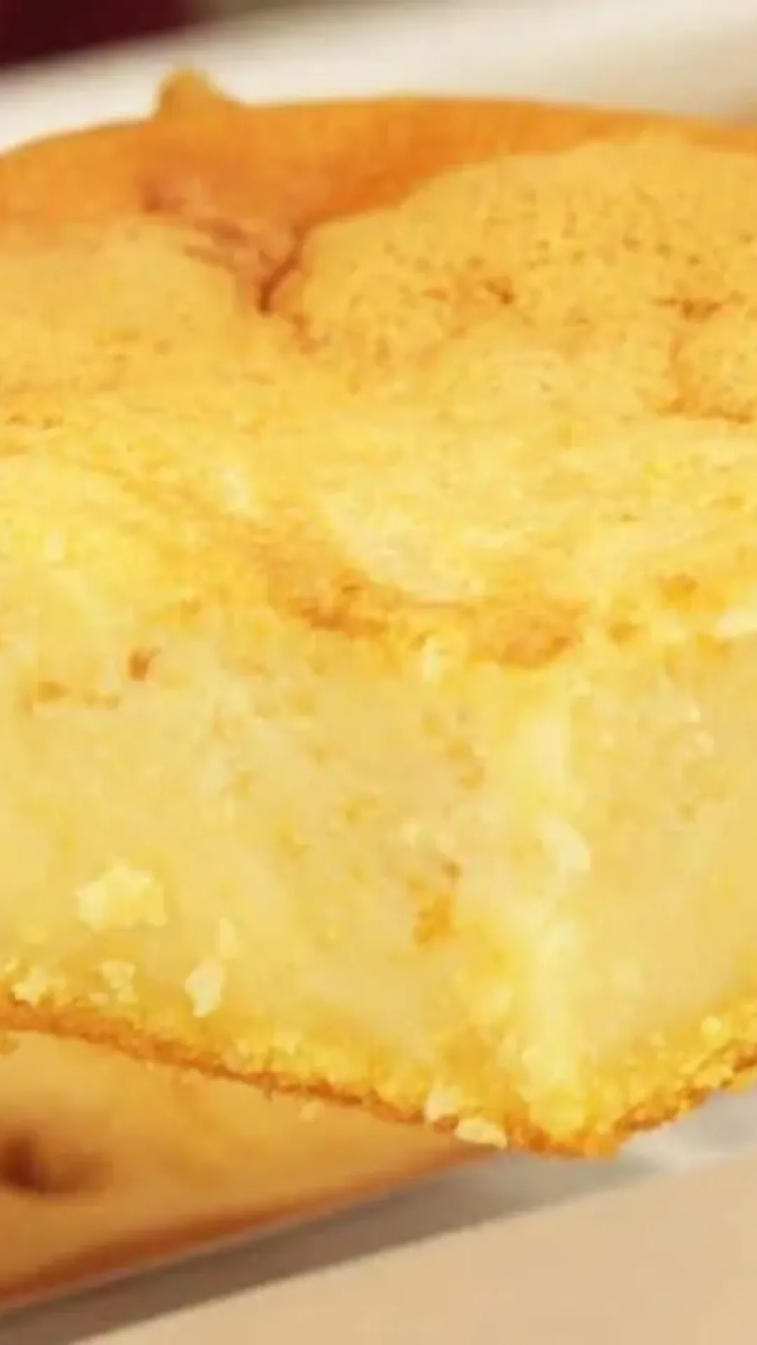 Bolo de fubá cremoso batido no liquidificador que fica pronto em poucos minutos
