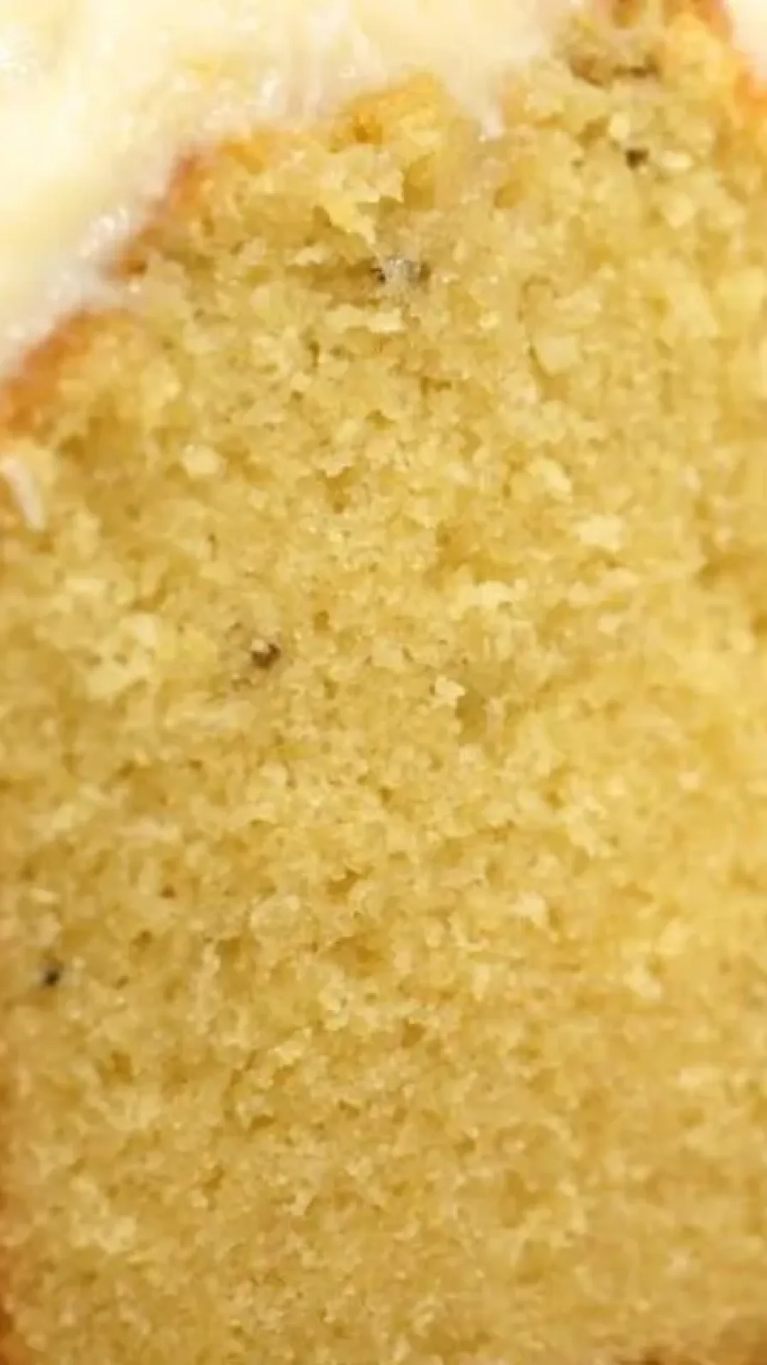 Bolo de fubá cremoso da vovó com cobertura de coco que fica pronto em minutos para o café