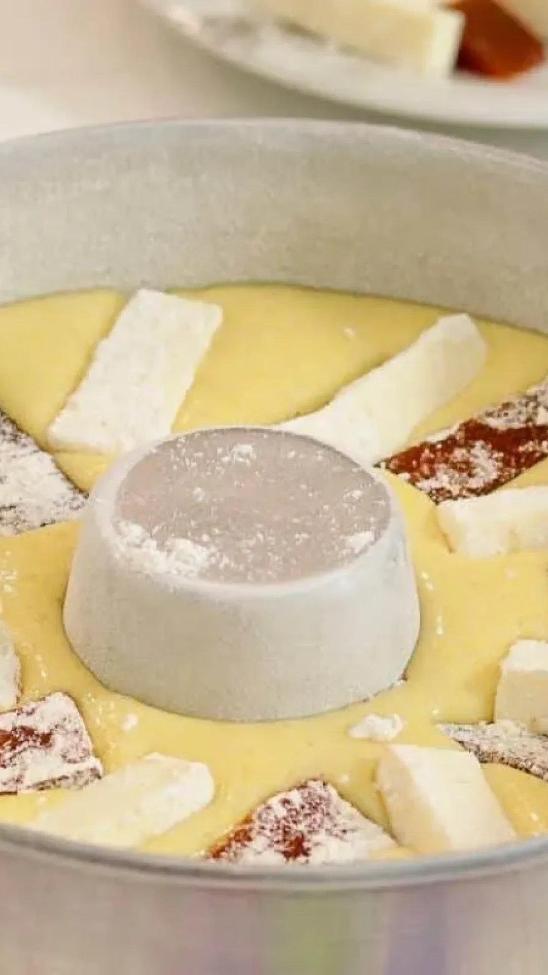 Bolo de fubá delicioso com queijo e goiabada que já sai do forno recheado