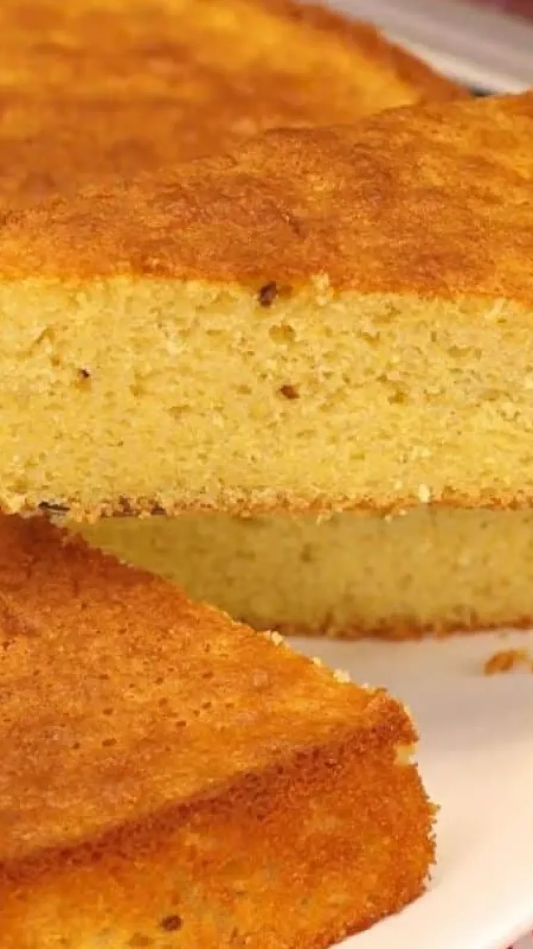 Bolo de fubá fofinho e macio que não esfarela para o café do manhã