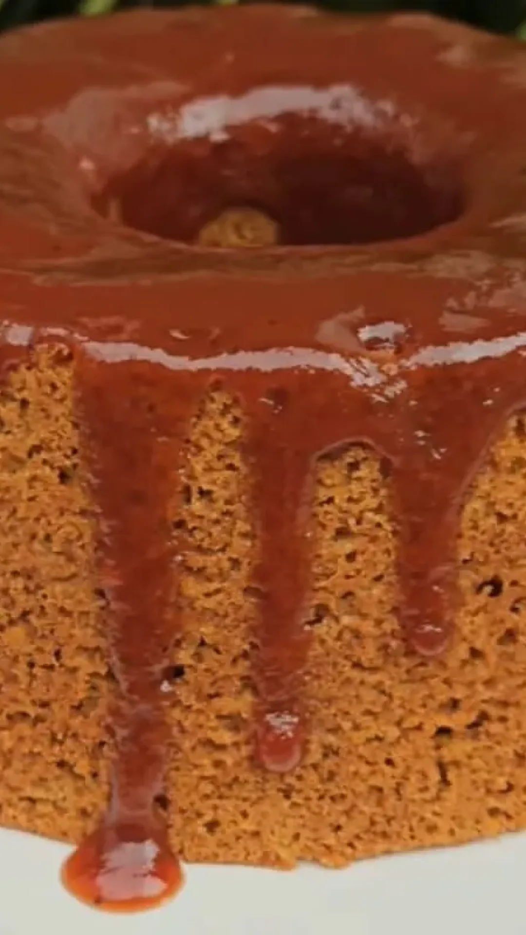 Bolo de goiabada simples, sem glúten e sem lactose que fica super molhadinho